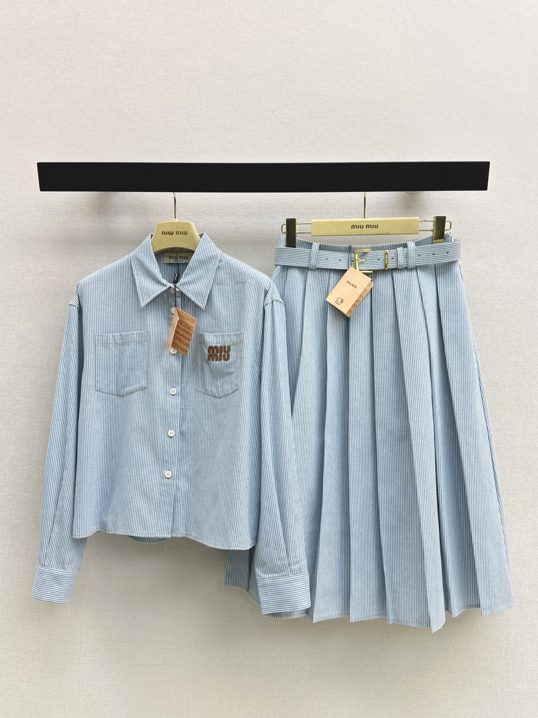NO:738446,Miu 26Ss————The latest age-reducing striped shirt in early spring. The upper body is full of fashionable and high-end sense and has its own aura. The fabric texture is very nice, fashionable and high-end. The color is super positive. The upper body is white and slim. It is a classic series with a cool and handsome feeling. It has wind when walking. The upper body has a full aura. The length is just right and easy to control. One color ready for sale sml,, miumiu, shirts,19860909Miu 26Ss————早春最新款减龄条纹衬衫上身就是满满的时髦高级感自带气场 面料质感很奈斯 时髦又高级 颜色超级正 上身显白又显瘦 自带酷帅感的经典系列 走路都带风 上身气场全开 长度恰到好处 轻松驾驭 一色现货发售sml,,miumiu,shirts,,Women's clothing