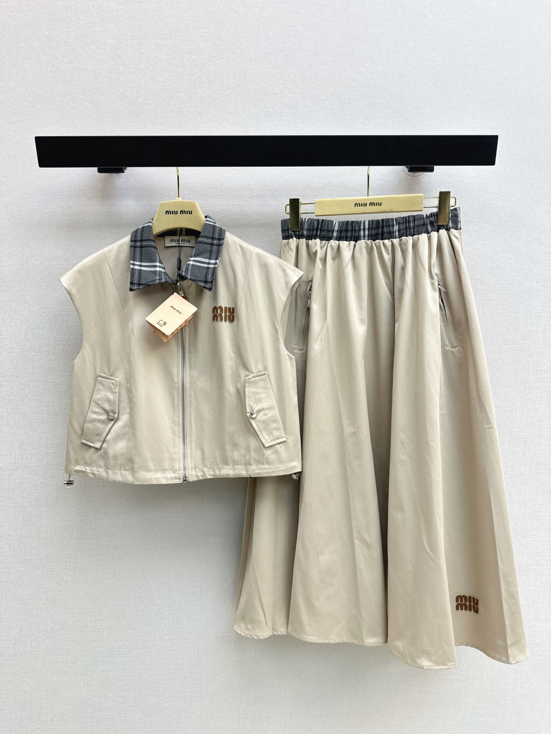 NO:738444,Miu 26Ss——————The latest age-reducing splicing suit for spring and summer, lapel drop shoulder vest + umbrella skirt. A must-have for fashionistas. This outfit is particularly powerful. It can create a taller and slimmer upper body effect at will. It has a handsome and casual temperament on the American high street. It is highly recommended to keep it for yourself. The texture of imported fabrics is great. One set. Two colors available for sale sml,, miumiu, skirts,19860909Miu 26Ss—————春夏最新款减龄拼接套装翻领落肩马甲+伞状半裙 时髦精必入 这穿搭的功能特别强大 随意打造显高显瘦的上身效果,美式高街帅气随性气质 强烈推荐自留款 进口面料质感超赞 一套出 两色现货发售sml,,miumiu,skirts,,Women's clothing