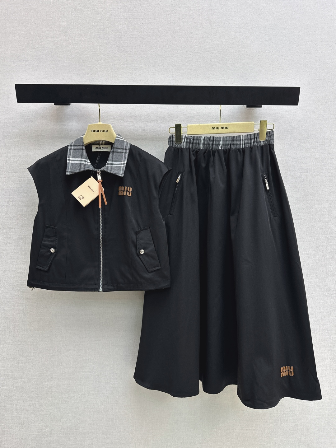 NO:738442,Miu 26Ss——————The latest age-reducing splicing suit for spring and summer, lapel drop shoulder vest + umbrella skirt. A must-have for fashionistas. This outfit is particularly powerful. It can create a taller and slimmer upper body effect at will. It has a handsome and casual temperament on the American high street. It is highly recommended to keep it for yourself. The texture of imported fabrics is great. One set. Two colors available for sale sml,, miumiu, skirts,19860909Miu 26Ss—————春夏最新款减龄拼接套装翻领落肩马甲+伞状半裙 时髦精必入 这穿搭的功能特别强大 随意打造显高显瘦的上身效果,美式高街帅气随性气质 强烈推荐自留款 进口面料质感超赞 一套出 两色现货发售sml,,miumiu,skirts,,Women's clothing