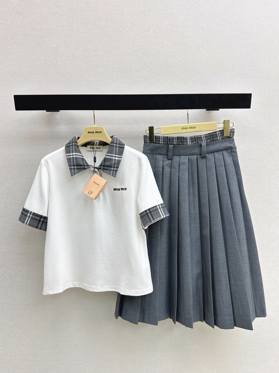 NO:738438,Miu 26Ss - the latest age-reducing suit in early spring with plaid polo lapel top + fake two-piece pleated skirt. A must-have for fashionistas. This outfit is particularly powerful. It can create a taller and slimmer upper body effect at will. American high-street handsome and casual temperament. Highly recommended for personal use. The texture of imported fabrics is great. One set. Two colors available for sale sml,, miumiu, skirts,19860909Miu 26Ss————早春最新款减龄套装拼接格纹polo翻领上衣+假两件压褶半裙 时髦精必入 这穿搭的功能特别强大 随意打造显高显瘦的上身效果 美式高街帅气随性气质 强烈推荐自留款 进口面料质感超赞 一套出 两色现货发售sml,,miumiu,skirts,,Women's clothing