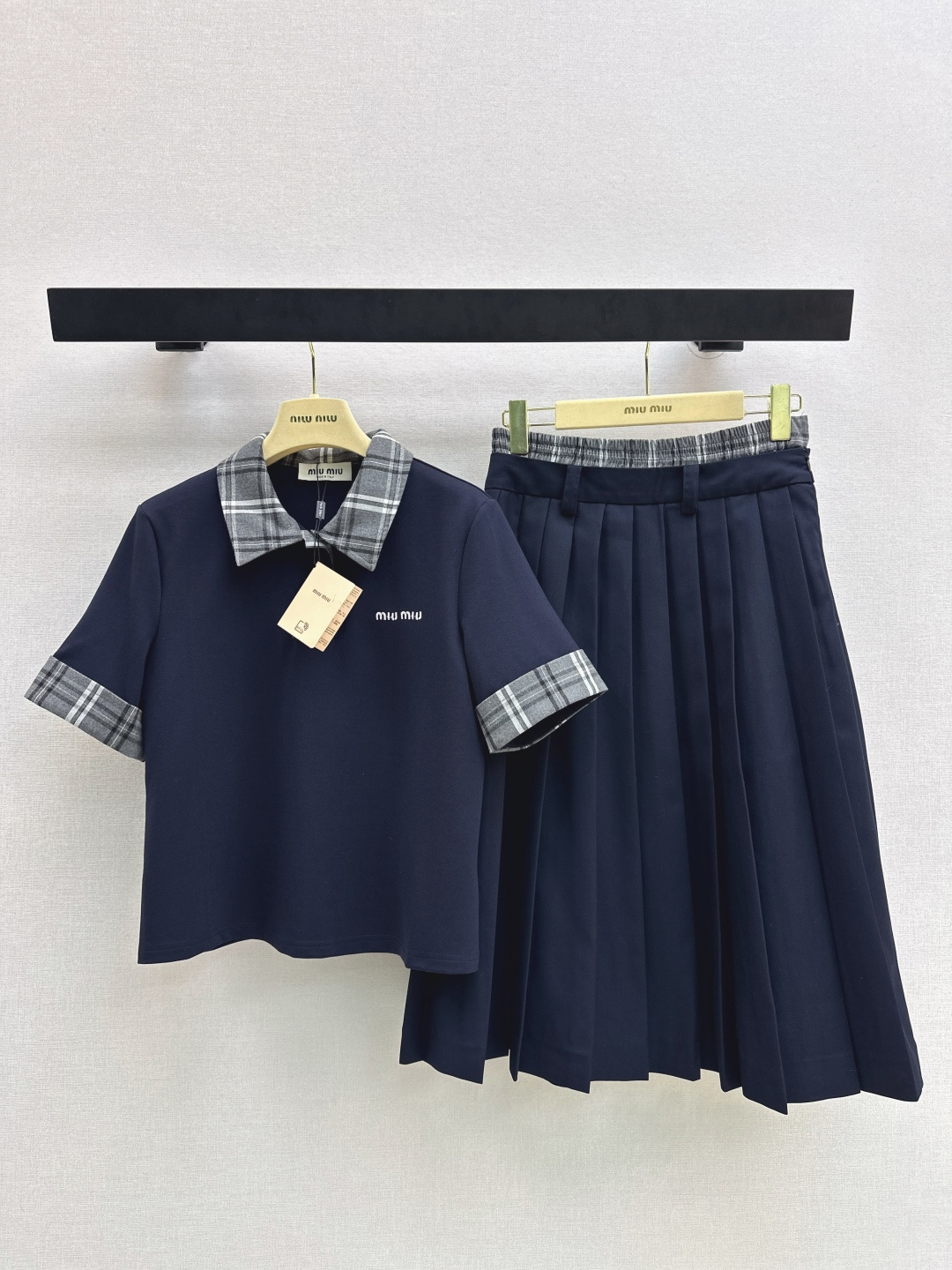 NO:738436,Miu 26Ss - the latest age-reducing suit in early spring with plaid polo lapel top + fake two-piece pleated skirt. A must-have for fashionistas. This outfit is particularly powerful. It can create a taller and slimmer upper body effect at will. American high-street handsome and casual temperament. Highly recommended for personal use. The texture of imported fabrics is great. One set. Two colors available for sale sml,, miumiu, skirts,19860909Miu 26Ss————早春最新款减龄套装拼接格纹polo翻领上衣+假两件压褶半裙 时髦精必入 这穿搭的功能特别强大 随意打造显高显瘦的上身效果 美式高街帅气随性气质 强烈推荐自留款 进口面料质感超赞 一套出 两色现货发售sml,,miumiu,skirts,,Women's clothing