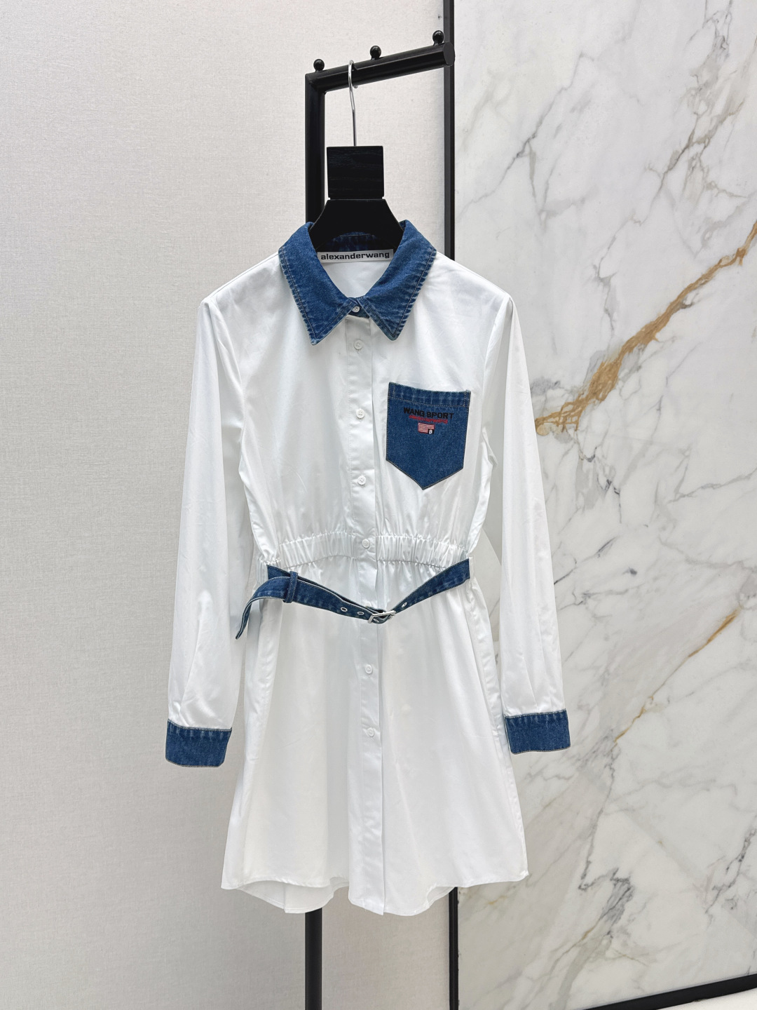 NO:738434,AW 26Ss————The latest spring and summer spliced ​​denim decorated shirt dress, low-key luxury three-dimensional tailoring, streamlined line design, noble and elegant, and full of gentle and intellectual temperament. Imported special materials will be amazing when you receive it. The texture of the customized fabric is awesome. One color ready for sale sml,,skirts,shirts,19860909AW 26Ss————春夏最新款拼接牛仔装饰衬衫连衣裙低调奢华立体剪裁 精简线条感设计 高贵典雅又尽显温柔知性的气质 进口特殊材质 收到手会很惊艳 定制面料质感超赞 一色现货发售sml,,skirts,shirts,,Women's clothing