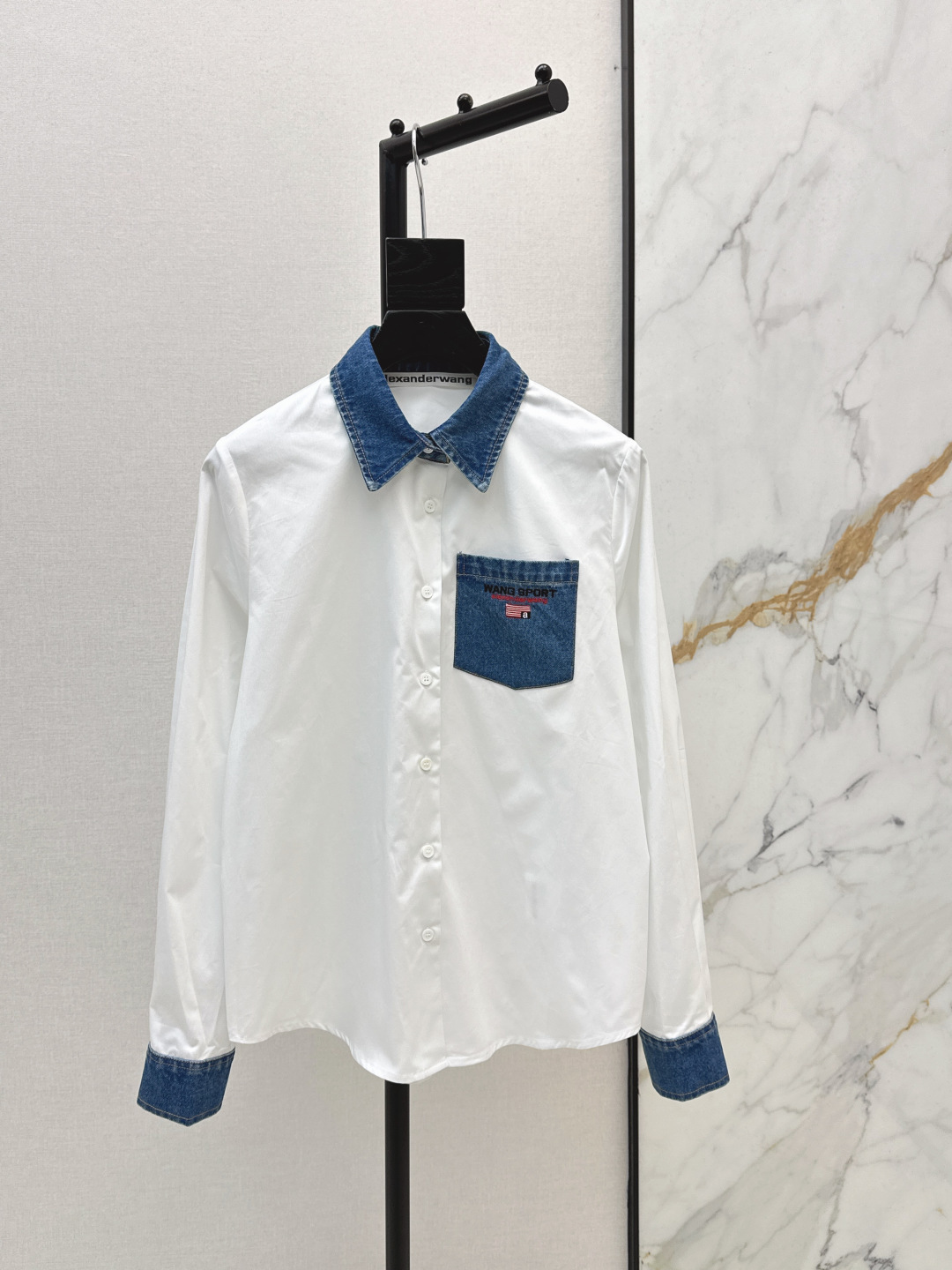 NO:738432,AW 26Ss————The latest spliced ​​denim decorative shirt for spring and summer. Low-key luxury three-dimensional tailoring. Streamlined line design. Noble and elegant yet full of gentle and intellectual temperament. Imported special materials. You will be amazed when you receive it. The texture of the customized fabric is amazing. One color ready for sale sml,, shirts,19860909AW 26Ss————春夏最新款拼接牛仔装饰衬衫低调奢华立体剪裁 精简线条感设计 高贵典雅又尽显温柔知性的气质 进口特殊材质 收到手会很惊艳 定制面料质感超赞 一色现货发售sml,,shirts,,Women's clothing