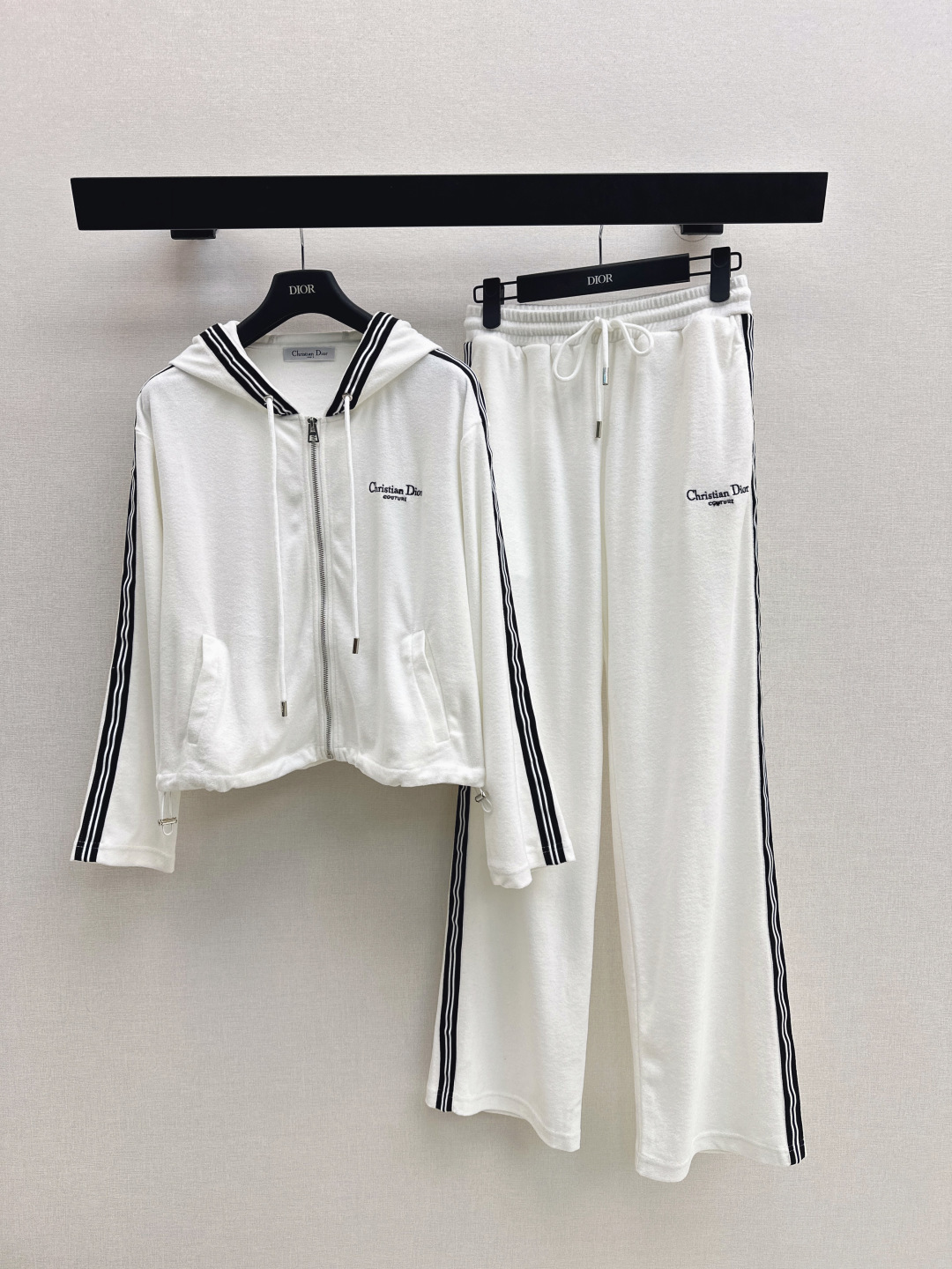 NO:738430,CD 26Ss - the latest casual towel fabric suit for early spring. Hooded zipper jacket + drawstring wide-leg trousers. The sides of the jacket and trousers are decorated with striped webbing. The online brushed towel fabric with texture has full thermal insulation performance. Customized hardware. The jacket and trousers are all decorated with logo embroidery. The simple lines and outlines are very sporty. A must-have for lazy people. Get a sweet, cool and rebellious girly feeling in seconds. It can be used for both daily leisure and commuting. It has a full casual sports atmosphere. One set.  Two colors ready for sale sml,,jackets & coats,hats,19860909CD 26Ss————早春最新款休闲毛巾面料套装 连帽拉链外套+抽绳阔腿长裤 外套裤子侧边均已条纹织带装饰 手感质感的在线的磨毛毛巾面料 保暖性能满满 定制五金 外套裤子均以logo刺绣装饰 简约的线条轮廓很有运动感 懒人必备 起来秒get甜酷叛逆的少女感 不管是日常休闲还是通勤都能兼具 休闲运动氛围拉满 一套出 两色现货发售sml,,jackets & coats,hats,,Women's clothing