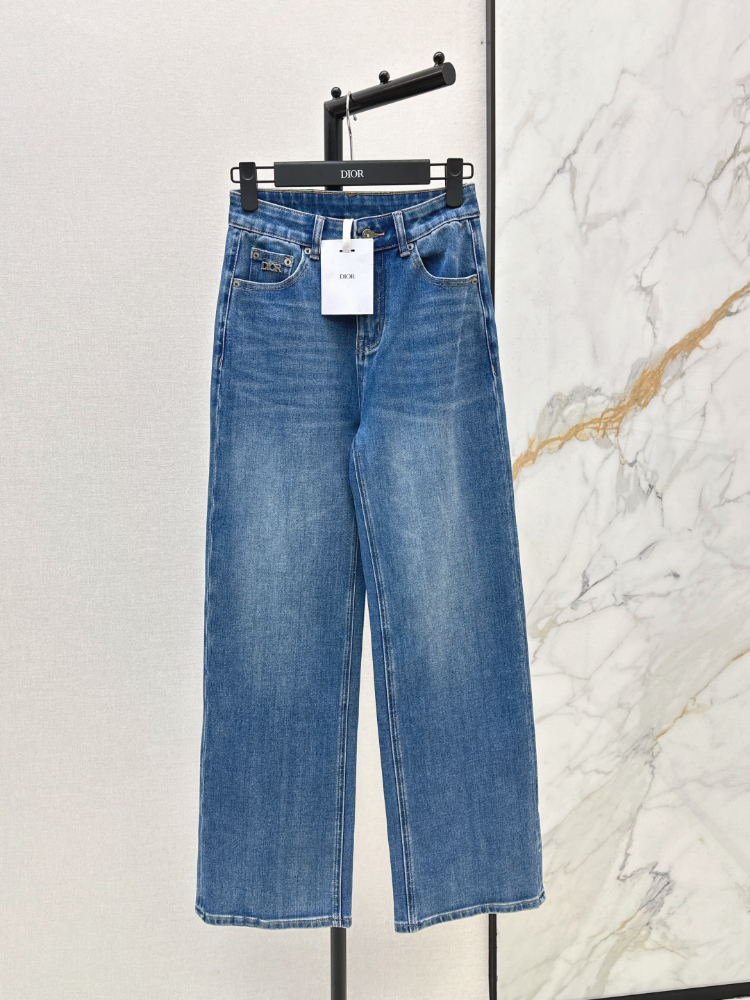 NO:738425,CD 26Ss————The latest straight-leg jeans for early spring. The whole piece is three-dimensional. It is all-around exquisite and can be worn by celebrities. The upper body is super covered and the legs are slim. It is a great item to match. It is simple. It can be worn with a refreshing and fashionable sense of high-end. It is elegant and fashionable in daily life. It is very versatile. The color is very beautiful. The fabric is high-end and textured. A must-have for dates and shopping. Two colors are available for sale smlxlxxl,,jeans,19860909CD 26Ss————早春最新款直筒牛仔裤 整件立体剪裁 全方位精致做明星穿搭 上身超级遮肉显瘦 超拉腿部比例 巨好搭配的单品 简简单单 穿出清爽时髦的高级感 日常优雅又时髦巨百搭 颜色很好看 面料高级又有质感 约会逛街必备 两色现货发售smlxlxxl,,jeans,,Women's clothing