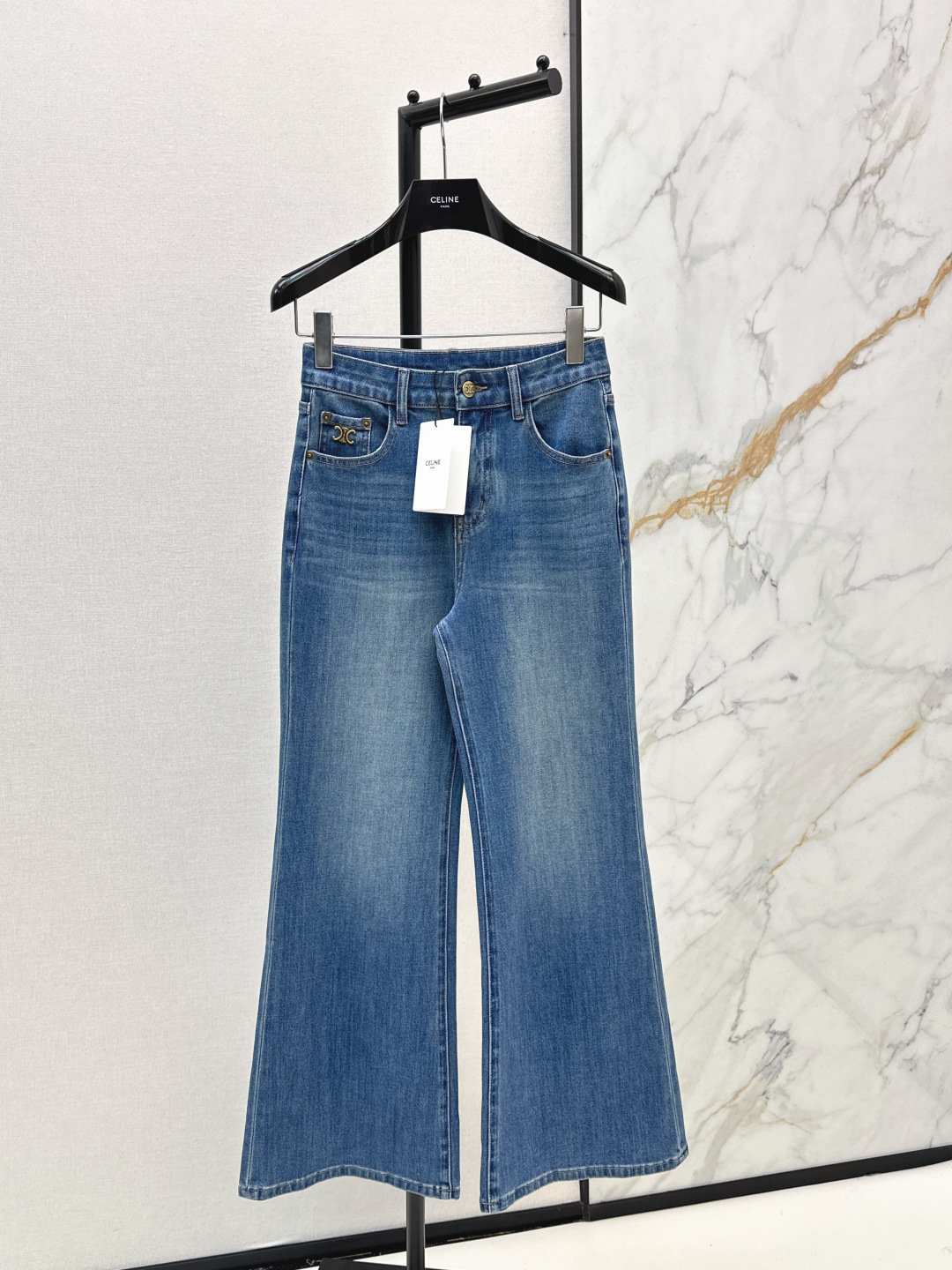 NO:738422,Ce 26Ss————The latest straight-leg jeans for early spring. The whole piece is three-dimensional. It is all-round and refined to be worn by celebrities. The upper body is super covered and the legs are slim. It is a great item to match. It is simple. It can be worn with a refreshing and fashionable sense of high-end. It is elegant and fashionable in daily life. It is very versatile. The color is very beautiful. The fabric is high-end and texture. A must-have for dates and shopping. Two colors are available for sale smlxlxxl,,jeans,19860909Ce 26Ss————早春最新款直筒牛仔裤 整件立体剪裁 全方位精致做明星穿搭 上身超级遮肉显瘦 超拉腿部比例 巨好搭配的单品 简简单单 穿出清爽时髦的高级感 日常优雅又时髦巨百搭 颜色很好看 面料高级又有质感 约会逛街必备 两色现货发售smlxlxxl,,jeans,,Women's clothing