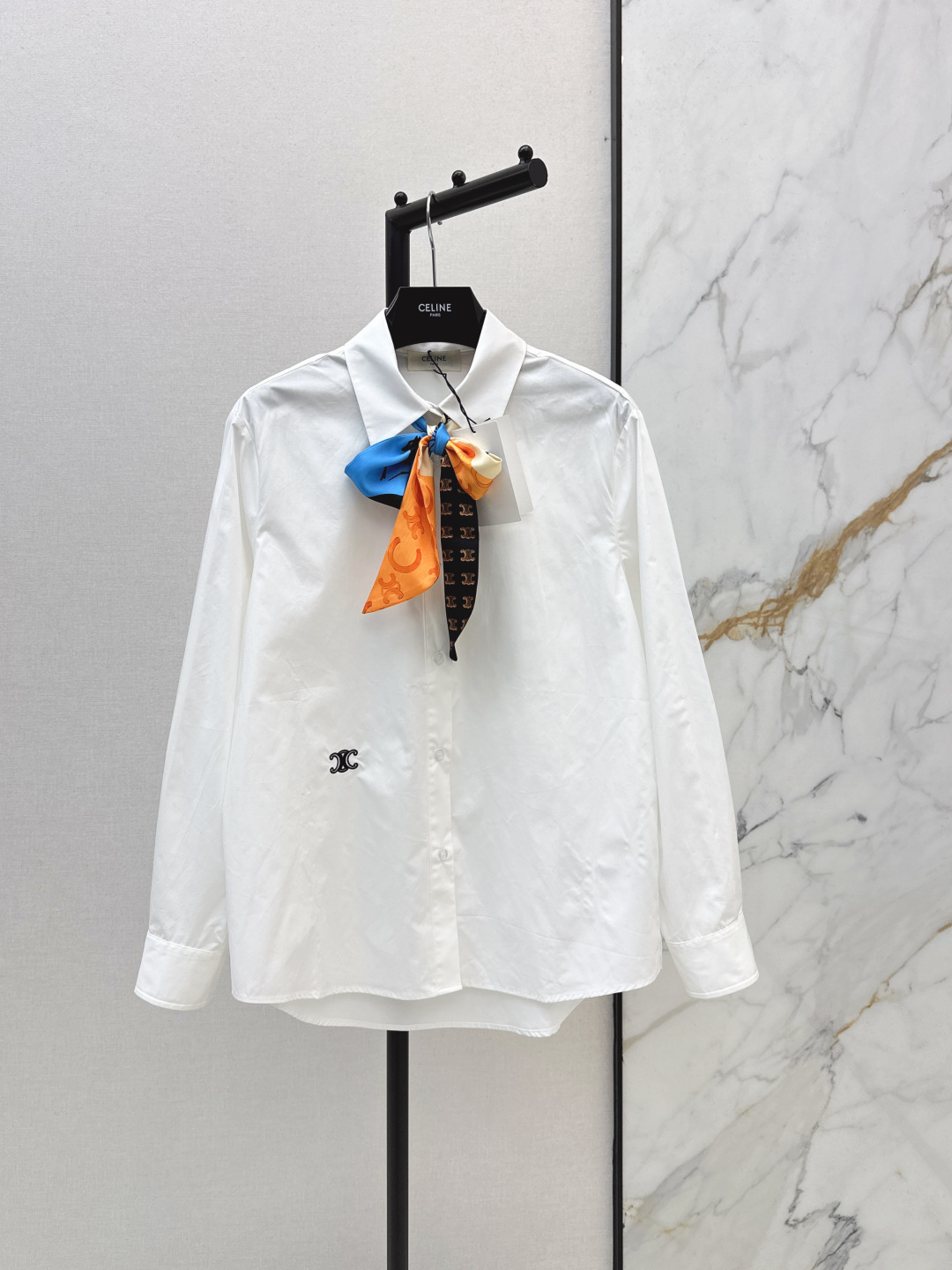 NO:738420,Ce 26Ss————The latest scarf-decorated shirt in early spring, low-key luxury three-dimensional tailoring, streamlined line design, noble and elegant, and full of gentle and intellectual temperament. Imported special materials will be amazing when you receive it. The texture of the customized fabric is awesome. One color ready for sale sml,, shirts,19860909Ce 26Ss————早春最新款丝巾装饰衬衫低调奢华立体剪裁 精简线条感设计 高贵典雅又尽显温柔知性的气质 进口特殊材质 收到手会很惊艳 定制面料质感超赞 一色现货发售sml,,shirts,,Women's clothing