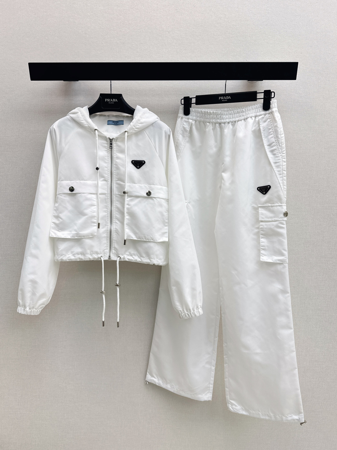 NO:738416,Jacket, pants PD 26Ss - the latest spring and summer thin nylon sun protection casual suit, hooded nylon jacket + elastic waist trousers. Customized fabrics are light, comfortable, breathable and have a great texture. Classic workwear, versatile version, age-reducing girlish style. The trousers can be drawstring to turn into leggings. Multi-wear. With classic triangle logo decoration, fashionable and handsome, sweet and salty!  It’s versatile and doesn’t pick anyone, so don’t miss it if you have a beautiful upper body!  Summer wear is casual and lazy. Super hot style. Can be sweet or salty. Complete set to look fashionable and age-reducing. Two colors are developed separately. Ready for sale sml,, jackets & coats, hats,19860909外套 裤PD 26Ss————春夏最新款薄款尼龙防晒休闲套装连帽尼龙外套+松紧腰长裤 定制面料轻盈舒适透气质感超赞 经典工装百搭版型减龄少女风 裤脚可抽绳变束脚裤 一衣多穿 搭配经典三角标装饰 时髦帅气可甜可盐！百搭不挑人上身美的不要不要的！夏日穿搭随性慵懒感 超级爆款 可甜可盐 成套出街洋气减龄 两色分开发 现货发售sml,,jackets & coats,hats,,Women's clothing