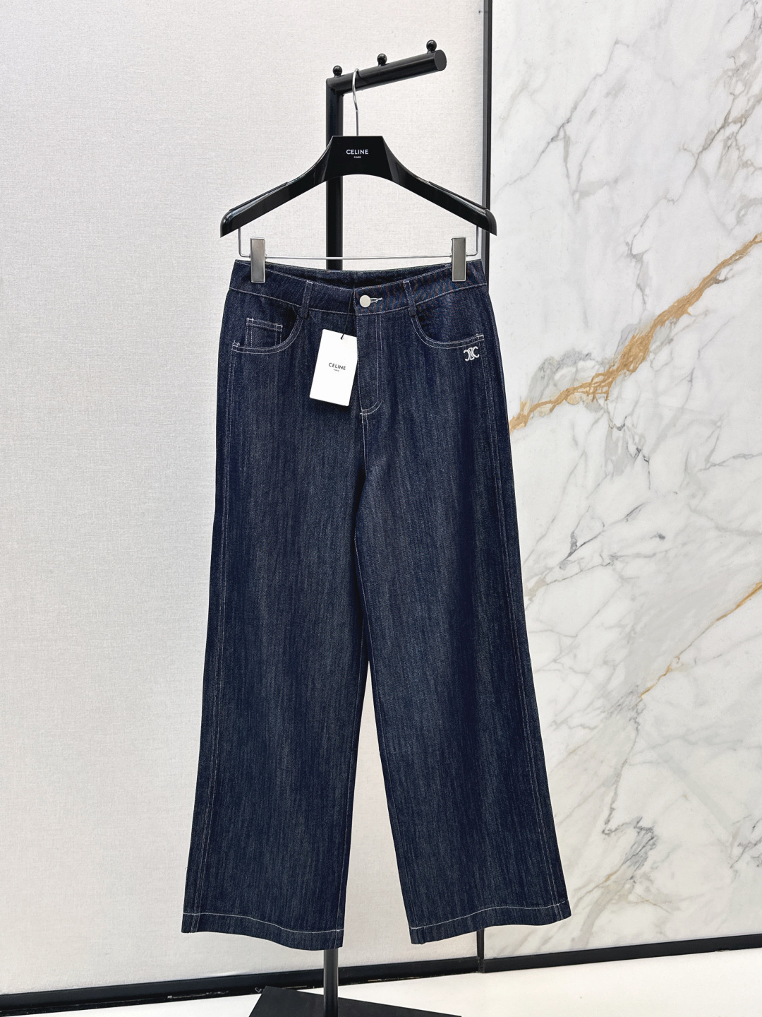 NO:738411,Ce 26Ss————The latest low-waisted denim trousers for spring and summer. The whole piece is three-dimensional. It is all-around exquisite and can be worn by celebrities. The upper body is super covered and the legs are slim. It is very easy to match. It is simple and easy to wear. It has a refreshing and fashionable sense of high-end. It is elegant and fashionable in daily life. It is versatile. The color is very good-looking. The fabric is high-end and textured. A must-have for dating and shopping. One color ready for sale sml,,19860909Ce 26Ss————春夏最新款低腰牛仔长裤 整件立体剪裁 全方位精致做明星穿搭 上身超级遮肉显瘦 超拉腿部比例 巨好搭配 简简单单 穿出清爽时髦的高级感 日常优雅又时髦巨百搭 颜色很好看 面料高级又有质感 约会逛街必备 一色现货发售sml,,,Women's clothing