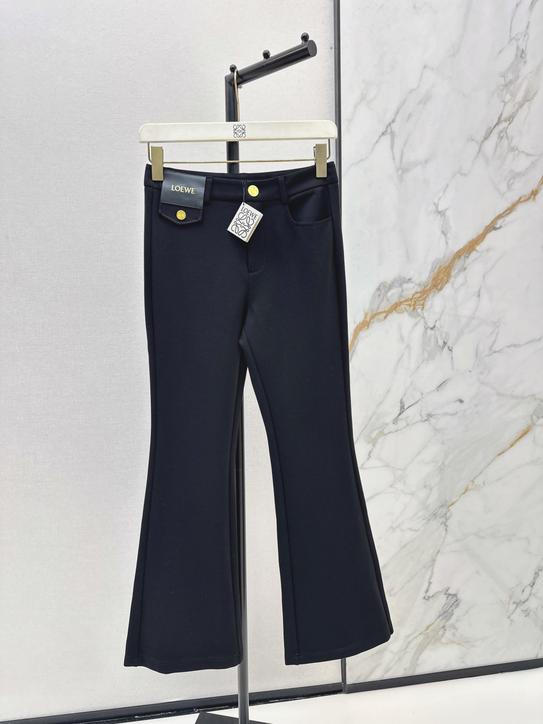 NO:738408,Loe 26Ss————The latest spring and summer leather brand-embellished boot-cut trousers. Fashionable and easy to wear. Versatile style. Advanced customization. Comfortable fabric. Casual and easy. Good texture. Versatile black color. Suitable for all body types. One color ready for sale. sml,, loewe,19860909Loe 26Ss————春夏最新款皮牌装饰微喇长裤 时髦好穿度爆棚 风格百搭 高级定制 舒适的面料 随性洒脱 质感也敲好 百搭黑色系各种身材都可以驾驭 一色现货发售sml,,loewe,,Women's clothing