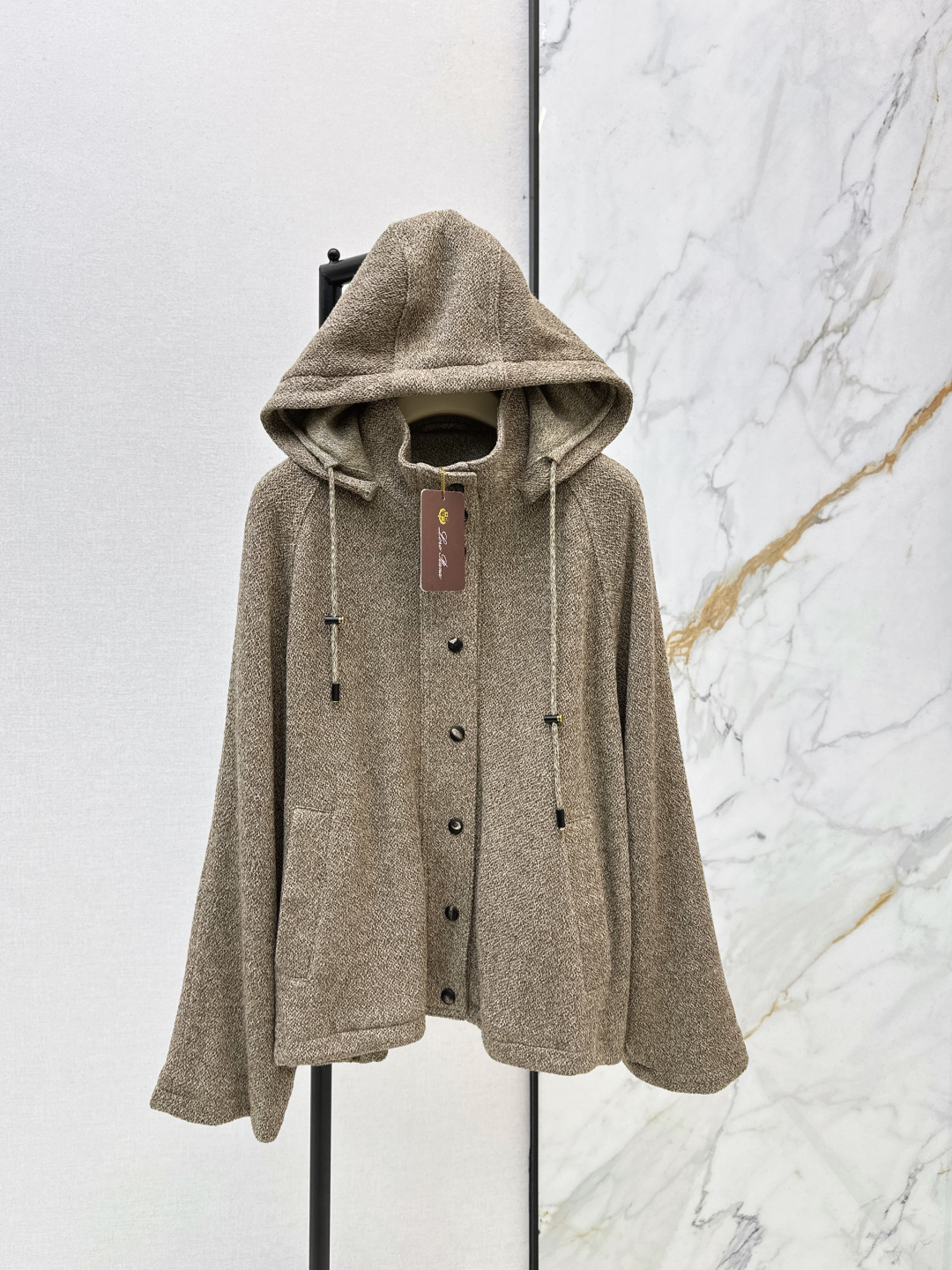 NO:738405,670L 26Ss - the latest heavyweight wool and silk melange hooded jacket for early spring. The loose silhouette of dropped shoulder sleeves is friendly to all body types. It is made of wool, silk and linen blended knitted fabric. The surface has a delicate gray texture. It is soft and skin-friendly while being stiff. The single-breasted hooded design is paired with the same color legged knitted trousers. The overall style is relaxed and old money. A must-have for casual commuting. Advanced gray style.  Very suitable for wearing alone or layering in early spring. One color ready for sale sml, loro piana, jackets & coats, real silk, hats,19860909670L 26Ss———早春最新款重磅羊毛真丝混灰色系连帽外套 落肩袖宽松廓形对各种身材都很友好 采用羊毛真丝亚麻混纺针织面料 表面有细腻的混灰肌理感 触感柔软亲肤同时兼具挺括度 单排扣连帽设计搭配同色系束脚针织裤 整体呈现出松弛老钱风 休闲通勤必备 高级的格雷系穿搭风格 非常适合早春单穿或叠搭 一色现货发售sml,,loro piana,jackets & coats,real silk,hats,,Women's clothing