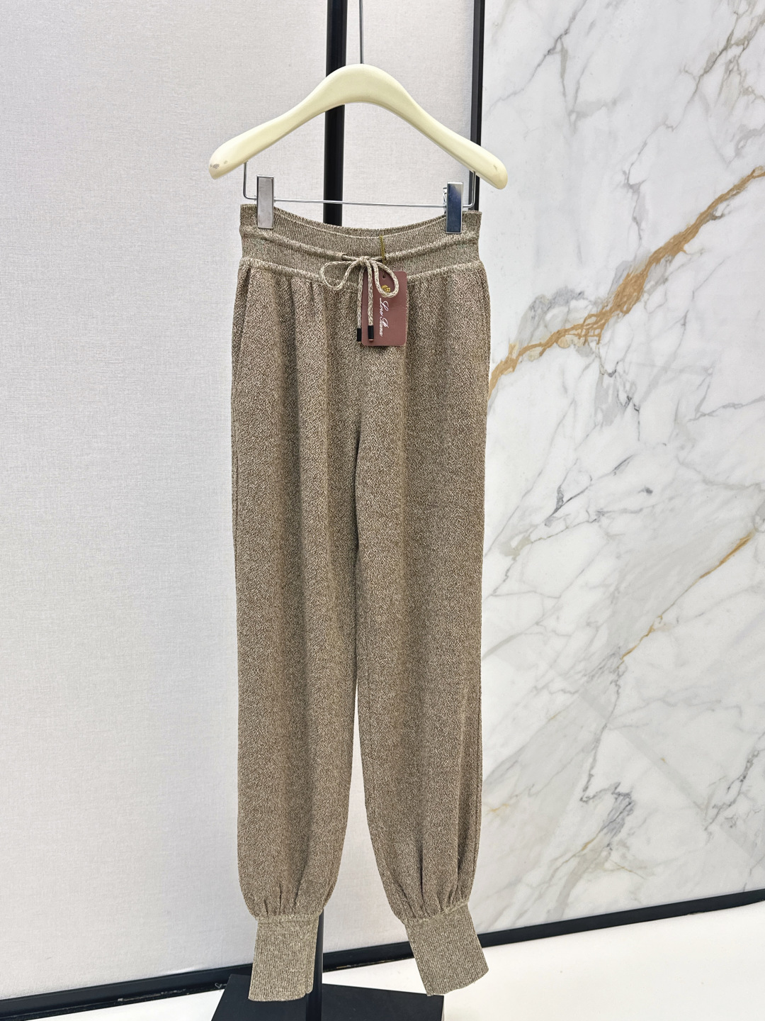 NO:738402,400L 26Ss————The latest heavyweight wool and silk melange gray elastic waist and leggings trousers for early spring. Classic mid-high waist trousers for pear-shaped figures. Elastic waist drawstring design for comfortable wearing. Made of wool, silk and linen blended knitted fabric. The surface has a delicate mixed gray texture. It feels soft and skin-friendly while also being stiff. The loose tapered trousers are friendly to all body types while maintaining a neat line.  One color ready for sale sml,,loro piana,real silk,19860909400L 26Ss————早春最新款重磅羊毛真丝混灰色系弹力腰束脚长裤 经典中高腰裤型梨形身材的穿搭天菜 松紧腰头的抽绳设计穿着舒适自在 采用羊毛真丝亚麻混纺针织面料 表面有细腻的混灰肌理感 触感柔软亲肤同时兼具挺括度 宽松的锥形裤型藏肉显瘦对各种身材都很友好 同时保持了利落的线条感 一色现货发售sml,,loro piana,real silk,,Women's clothing