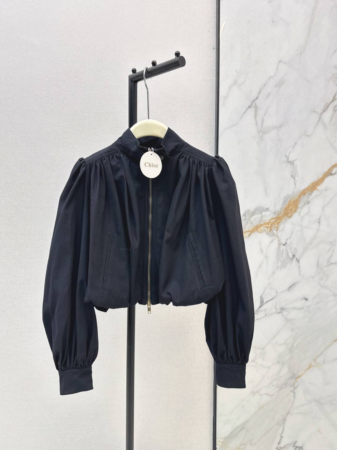 NO:738426,Exclusive first release of Ch～E 26Ss——the latest stand-collar short jacket in early spring, short baby style cut, good-looking～a brand new look～ The fabric of the custom-made plain windbreaker is super good. It can be used for daily gatherings or commuting. It is lazy and casual with a sense of vacation. The upper body has a strong sense of style. Two colors are available for sale sml,,jackets & coats,19860909独家首发 Ch～E 26Ss———早春最新款立领小短款外套小短款娃娃版型剪裁 好看炸～ 一个全新Look～ 定制平纹风衣面料质感超好 日常聚会或者通勤都可以 慵懒休闲又有度假感 上身很强的造型感 两色现货发售sml,,jackets & coats,,Women's clothing