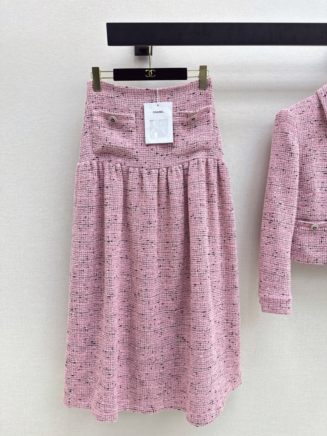 NO:738419,Exclusive first release of C Home 26Ss————The latest noble style exquisite woven suit for autumn and winter. Short woven jacket with lapels + long pleated skirt with high waist. The upper body is like a chaebol lady. Korean style noble and very high-end. It is suitable for dating or commuting. It has a natural temperament and is versatile when worn separately. It is made of custom woven fabric. It is very thick. If you look closely, it has small sequins. It is developed in one color.  Ready for sale sml,,chanel,skirts,jackets & coats,19860909独家首发 C家 26Ss————秋冬最新款贵气范儿精致编织套装 翻领小短款编织外套+高腰压褶长款半裙 上身就是那种财阀小姐姐调调 韩系贵气 很高级 不管是约会或者通勤都很适合 浑然天成的气质感 分开穿也很百搭 采用定制编织面料 很厚实 细看是有小亮片工艺的 一色分开发 现货发售sml,,chanel,skirts,jackets & coats,,Women's clothing