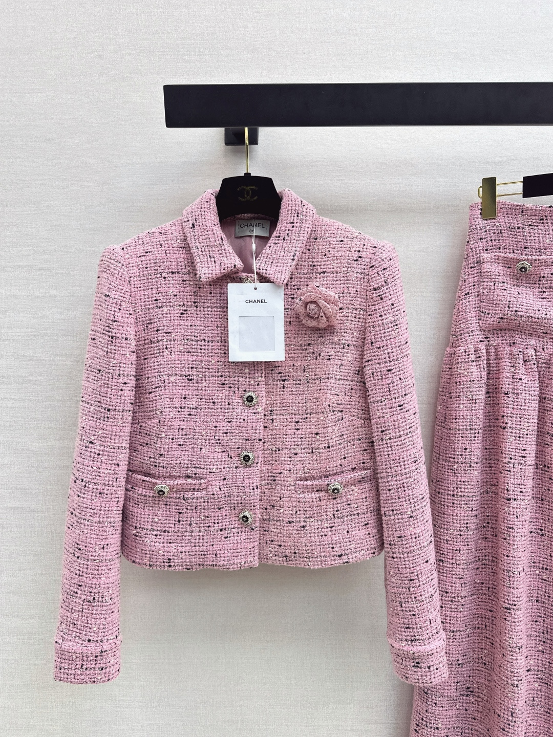 NO:738417,Exclusive first release of C Home 26Ss————The latest noble style exquisite woven suit for autumn and winter. A short woven jacket with lapels + a high-waist pleated long skirt. The upper body is like a chaebol lady. It is Korean style and elegant. It is very high-end. It is suitable for dating or commuting. It has a natural temperament and is versatile when worn separately. It is made of custom woven fabric. It is very thick. If you look closely, it has small sequins. It is developed in one color. Ready for sale sml  Outside,,chanel,skirts,jackets & coats,19860909独家首发 C家 26Ss————秋冬最新款贵气范儿精致编织套装 翻领小短款编织外套+高腰压褶长款半裙 上身就是那种财阀小姐姐调调 韩系贵气 很高级 不管是约会或者通勤都很适合 浑然天成的气质感 分开穿也很百搭 采用定制编织面料 很厚实 细看是有小亮片工艺的 一色分开发 现货发售sml 外,,chanel,skirts,jackets & coats,,Women's clothing