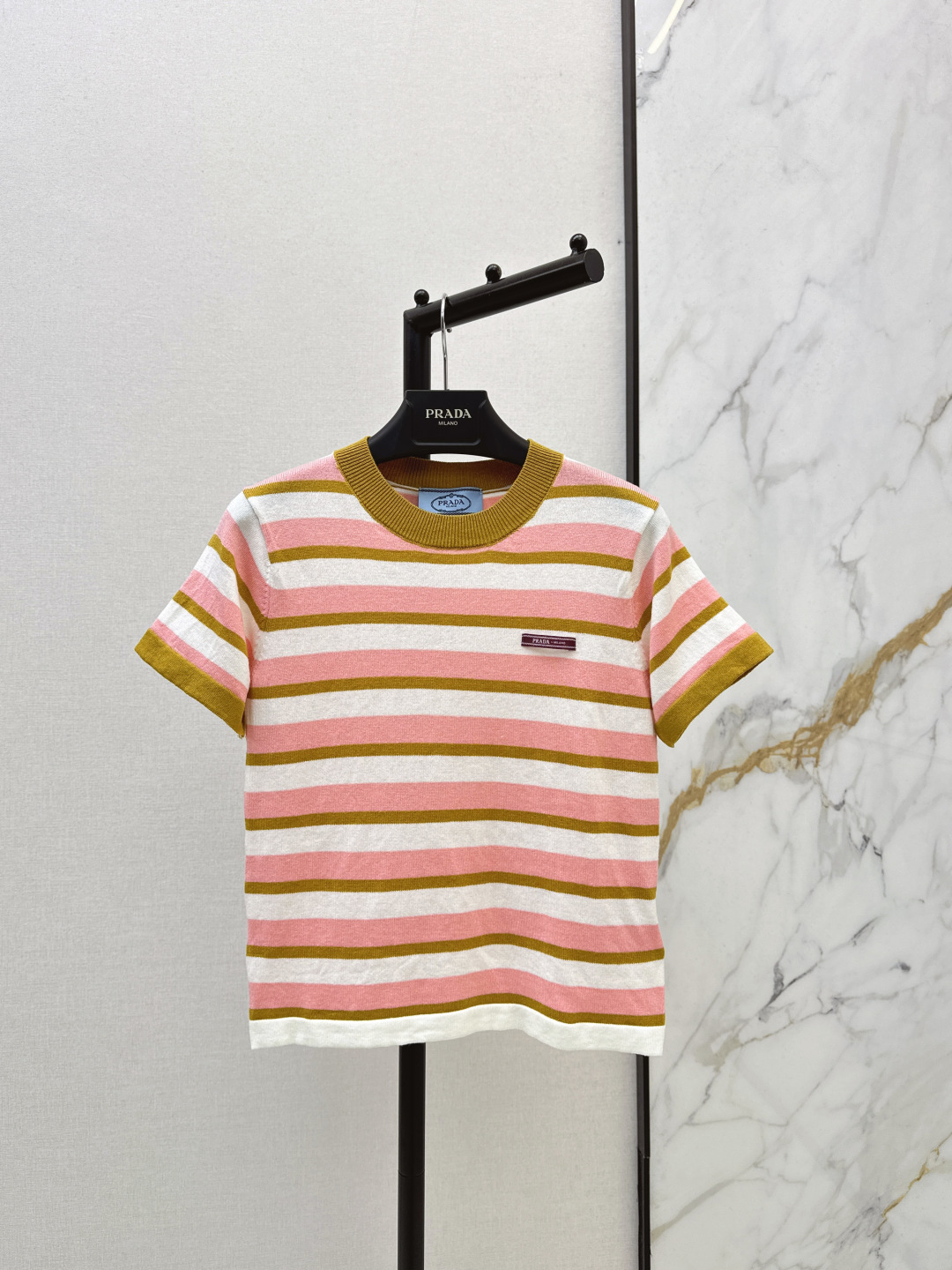 NO:738931,PD 26Ss - the latest striped knitted short-sleeved top for spring and summer, very refreshing color scheme ~ The color-blocked stripe design is simple and recognizable. The logo badge on the chest is very brand-like. The knitted fabric has good elasticity and is comfortable to the body. It is OK to wear alone or paired with jeans and skirts in summer. It can be easily used for daily commuting and leisure. It is fashionable and versatile ~ Three colors are available for sale in sml, skirts, jeans, T-shirt,19860909PD 26Ss———春夏最新款条纹针织短袖上衣很清爽的配色～拼色条纹设计简约又有辨识度 胸前标志徽章超有品牌感 针织面料弹性好 贴身舒适 夏天单穿或搭配牛仔裤半裙都很OK 日常通勤休闲都能轻松驾驭 时髦又百搭～ 三色现货发售sml,,skirts,jeans,T-shirt,,Women's clothing