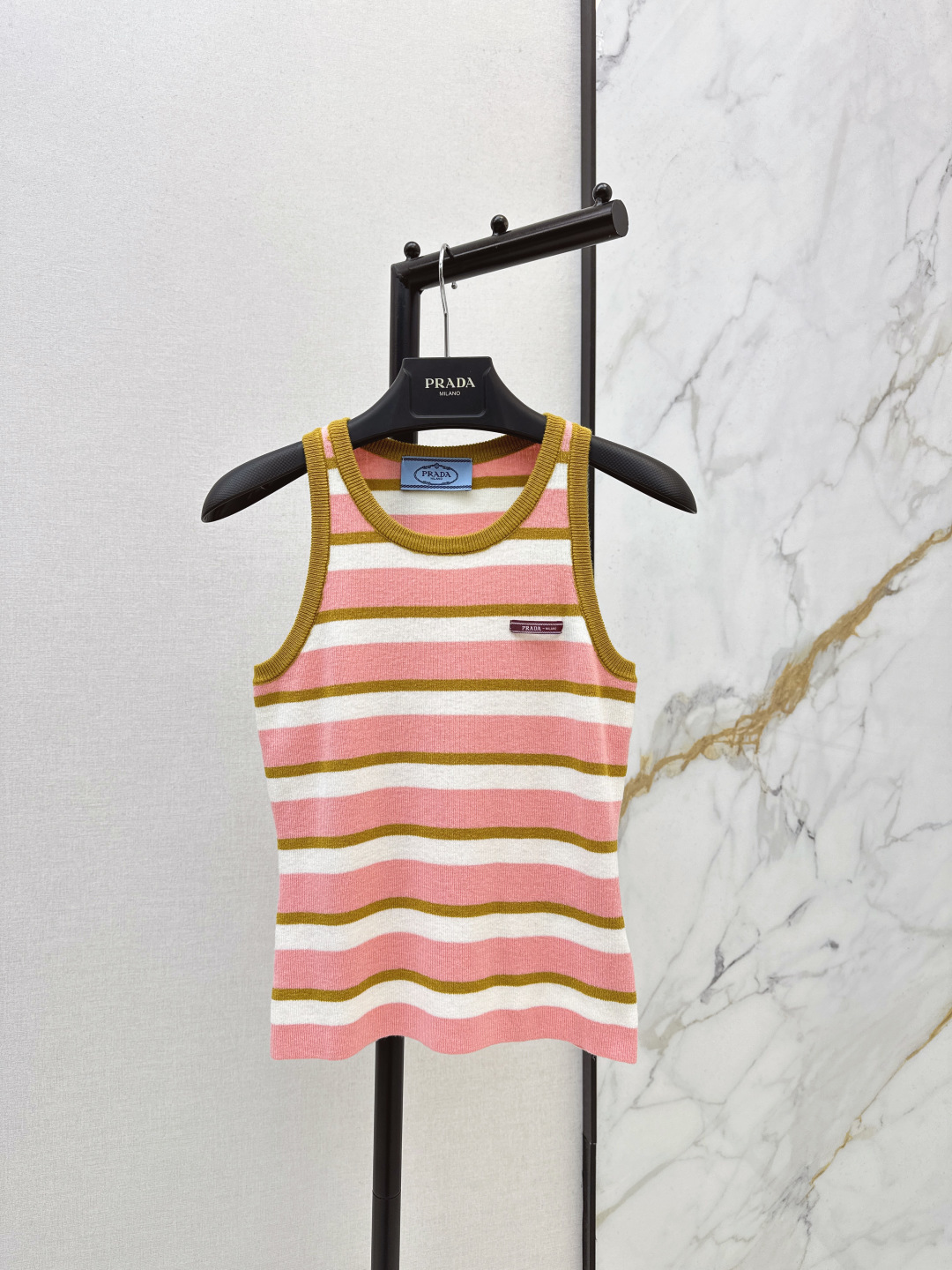 NO:738929,PD 26Ss - the latest striped knitted sleeveless top for spring and summer, very refreshing color scheme~ The color-blocked stripe design is simple and recognizable. The logo badge on the chest is super brand-like. The knitted fabric has good elasticity and is close-fitting and comfortable. It is OK to wear alone or paired with jeans and skirts in summer. It can be easily used for daily commuting and leisure. It is fashionable and versatile~ Three colors are on sale now sml,,skirts,jeans,19860909PD 26Ss———春夏最新款条纹针织无袖上衣很清爽的配色～拼色条纹设计简约又有辨识度 胸前标志徽章超有品牌感 针织面料弹性好 贴身舒适 夏天单穿或搭配牛仔裤半裙都很OK 日常通勤休闲都能轻松驾驭 时髦又百搭～ 三色现货发售sml,,skirts,jeans,,Women's clothing