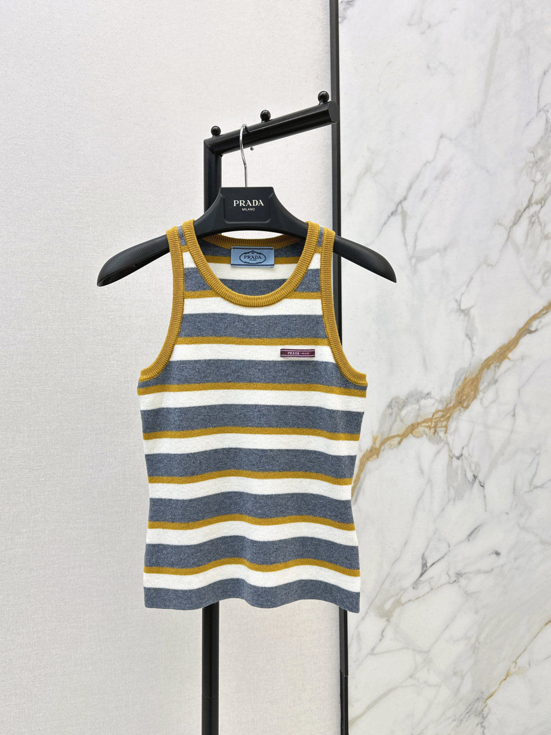 NO:738927,PD 26Ss - the latest striped knitted sleeveless top for spring and summer, very refreshing color scheme~ The color-blocked stripe design is simple and recognizable. The logo badge on the chest is super brand-like. The knitted fabric has good elasticity and is close-fitting and comfortable. It is OK to wear alone or paired with jeans and skirts in summer. It can be easily used for daily commuting and leisure. It is fashionable and versatile~ Three colors are on sale now sml,,skirts,jeans,19860909PD 26Ss———春夏最新款条纹针织无袖上衣很清爽的配色～拼色条纹设计简约又有辨识度 胸前标志徽章超有品牌感 针织面料弹性好 贴身舒适 夏天单穿或搭配牛仔裤半裙都很OK 日常通勤休闲都能轻松驾驭 时髦又百搭～ 三色现货发售sml,,skirts,jeans,,Women's clothing