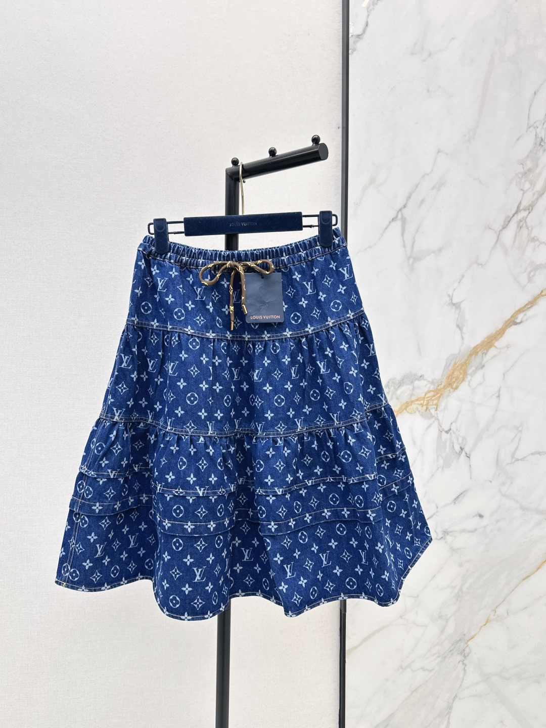 NO:738925,L Family 26Ss————The latest gradient denim jacquard series denim suit shirt jacket + jacket jacket + cake skirt in early spring. One set is very handsome, fashionable and stylish. A good-looking old lady. Full of luxury. Warm shirt and jacket. Two casual combinations. Tolerate all body types. The version is not picky. Get it at will. It looks good alone or in a set.  & coats,jackets & coats,shirts,19860909L家 26Ss————早春最新款渐变牛仔提花系列牛仔套装衬衫外套+夹克外套+蛋糕半裙 一套搭配 帅气感十足 时髦有型 高颜值的老花 奢华感满满 温暖衬衫 夹克 两款随意搭配 包容所有身材 版型不挑人 随意Get 单穿或一套搭配都好看 S-M-L 一色分开发 现货发售sml,,louis vuitton,skirts,jackets & coats,jackets & coats,shirts,,Women's clothing