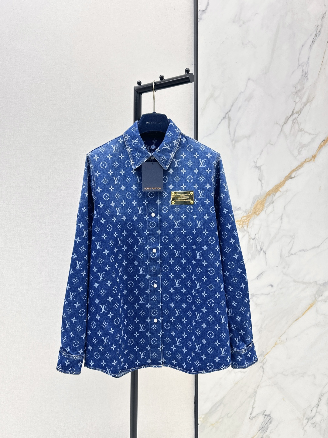 NO:738923,L's 26Ss - the latest gradient denim jacquard series denim suit shirt jacket + jacket jacket + cake skirt in early spring. One set is very handsome, fashionable and stylish. A good-looking old lady. Full of luxury. Warm shirt and jacket. Two casual combinations. Tolerant of all body types. The version is not picky. Get it at will. Looks good alone or in a set. S-M-L One color separated. Ready for sale sml lining,, Louis  vuitton,skirts,jackets & coats,jackets & coats,shirts,19860909L家 26Ss————早春最新款渐变牛仔提花系列牛仔套装衬衫外套+夹克外套+蛋糕半裙 一套搭配 帅气感十足 时髦有型 高颜值的老花 奢华感满满 温暖衬衫 夹克 两款随意搭配 包容所有身材 版型不挑人 随意Get 单穿或一套搭配都好看 S-M-L 一色分开发 现货发售sml 衬,,louis vuitton,skirts,jackets & coats,jackets & coats,shirts,,Women's clothing