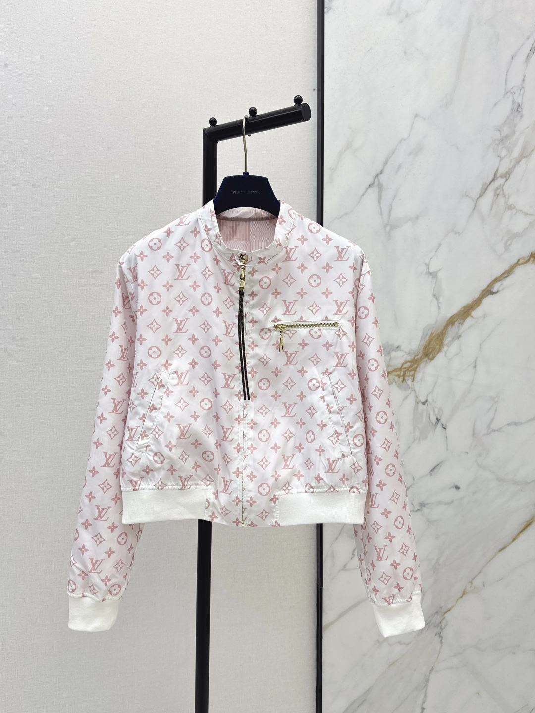 NO:738922,L's 26Ss————The latest spring and summer double-sided jacket. It can be worn on both sides. The two-sided style can be switched at will. One side is a stamp print design and the other side is a solid color old flower patch pattern. The round-neck jacket has a cut-out upper body that is handsome, versatile and slim. A must-have item for ladies with temperament. Two colors are on sale in stock. sml,, louis vuitton, jackets & coats, jackets & coats,19860909L家 26Ss————春夏最新款双面夹克外套 双面变法穿 双面风格随意切换 一面是邮票印花设计 另一面是净色老花贴章图案 圆领夹克剪裁版型上身帅气百搭又显瘦 气质小姐姐必备单品 两色现货发售sml,,louis vuitton,jackets & coats,jackets & coats,,Women's clothing