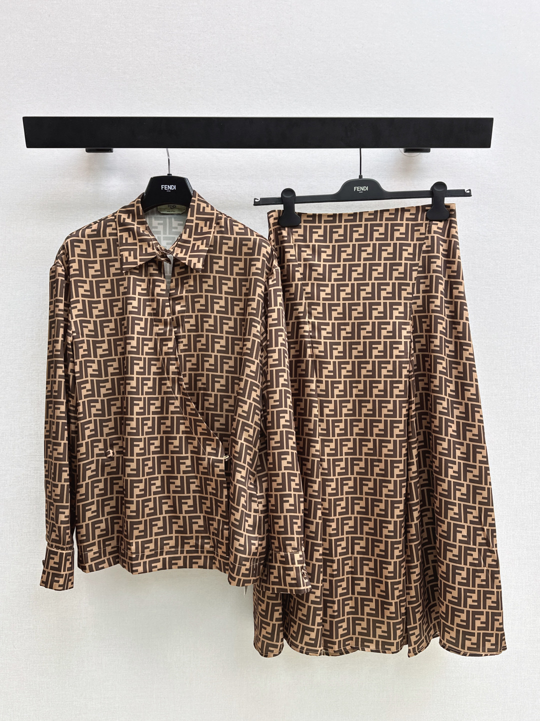 NO:738913,FD 26Ss - the latest classic double F pattern suit in early spring, slanted silk shirt + high waist skirt, 100% silk fabric, full of comfort and drape, retro and fashionable, low-key temperament and luxurious high-end!  The version is versatile and easy to choose. The two colors are separated. Ready for sale. SML lining, skirts, shirts, real silk,19860909FD 26Ss———早春最新款经典双F图案套装斜襟真丝衬衫+高腰半裙 百分百真丝面料 舒适度及垂坠感拉满 复古时髦 低调气质又奢华高级！版型百搭不挑人 两色分开发 现货发售sml 衬,,skirts,shirts,real silk,,Women's clothing