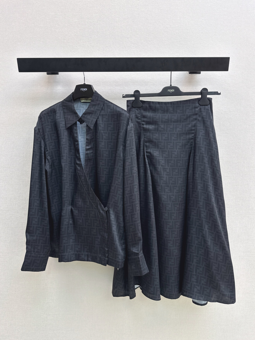 NO:738907,FD 26Ss - the latest classic double F pattern suit in early spring, slanted silk shirt + high waist skirt, 100% silk fabric, full of comfort and drape, retro and fashionable, low-key temperament and luxurious high-end!  The version is versatile and easy to choose. The two colors are separated. Ready for sale. SML lining, skirts, shirts, real silk,19860909FD 26Ss———早春最新款经典双F图案套装斜襟真丝衬衫+高腰半裙 百分百真丝面料 舒适度及垂坠感拉满 复古时髦 低调气质又奢华高级！版型百搭不挑人 两色分开发 现货发售sml 衬,,skirts,shirts,real silk,,Women's clothing