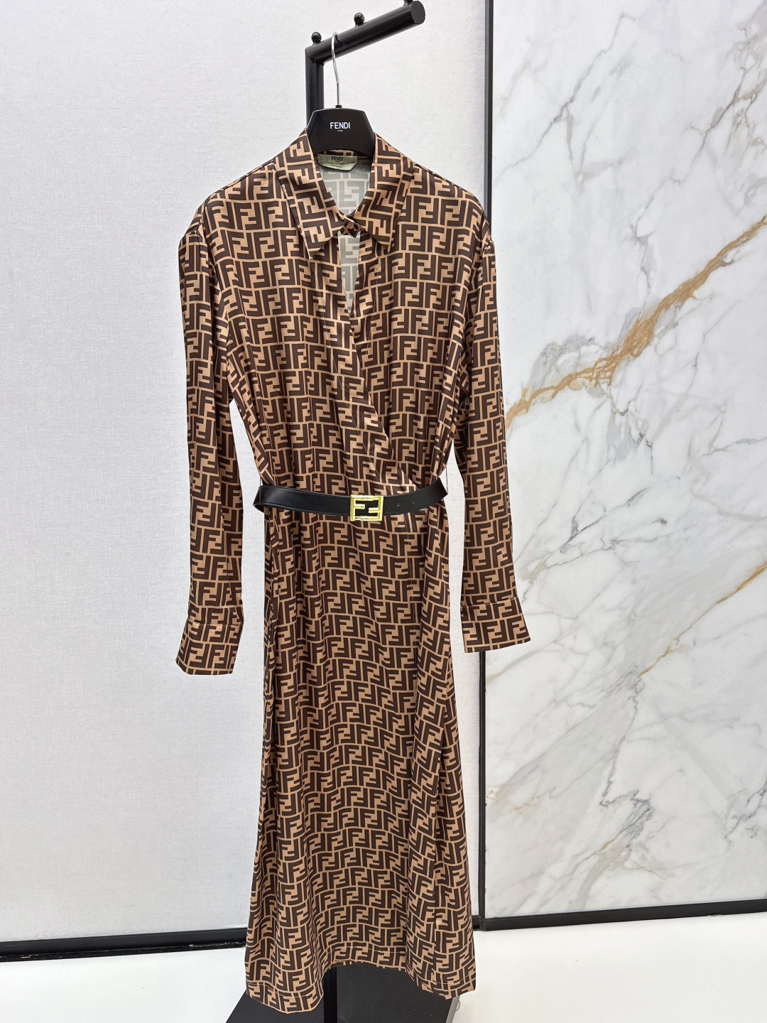 NO:738904,FD 26Ss————The latest classic double F pattern long silk dress in early spring. 100% silk fabric. Retro and fashionable. Low-key temperament and luxurious and high-end. The version is versatile and not picky. The quality of workmanship depends on the details. Two colors are available in stock. sml,,skirts, real silk,19860909FD 26Ss————早春最新款经典双F图案长款真丝连衣裙 百分百真丝面料 复古时髦 低调气质又奢华高级 版型百搭不挑人 做工品质看细节 两色现货发售sml,,skirts,real silk,,Women's clothing