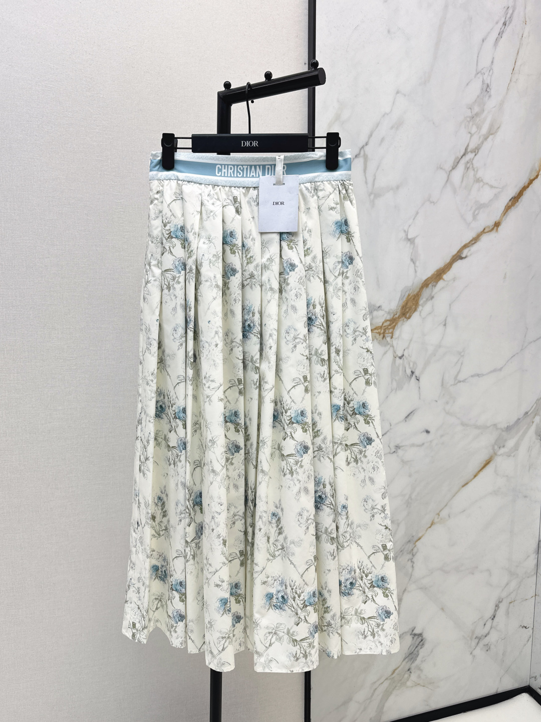 NO:738898,CD 26Ss————The latest spring and summer holiday series printed elegant and smart skirt. Simple yet exuding luxury. The workmanship of the whole piece is very fine. The pattern is simple and clear at a glance. It is beautiful and beautiful. It is low-key and eye-catching. Two colors are available for sale sml,,skirts,19860909CD 26Ss————春夏最新款度假系列印花飘逸灵动半裙 简约中流露出高奢 整件做工更是非常精细 版型简单一目了然 美伦美幻 低调又要引人注目 两色现货发售sml,,skirts,,Women's clothing