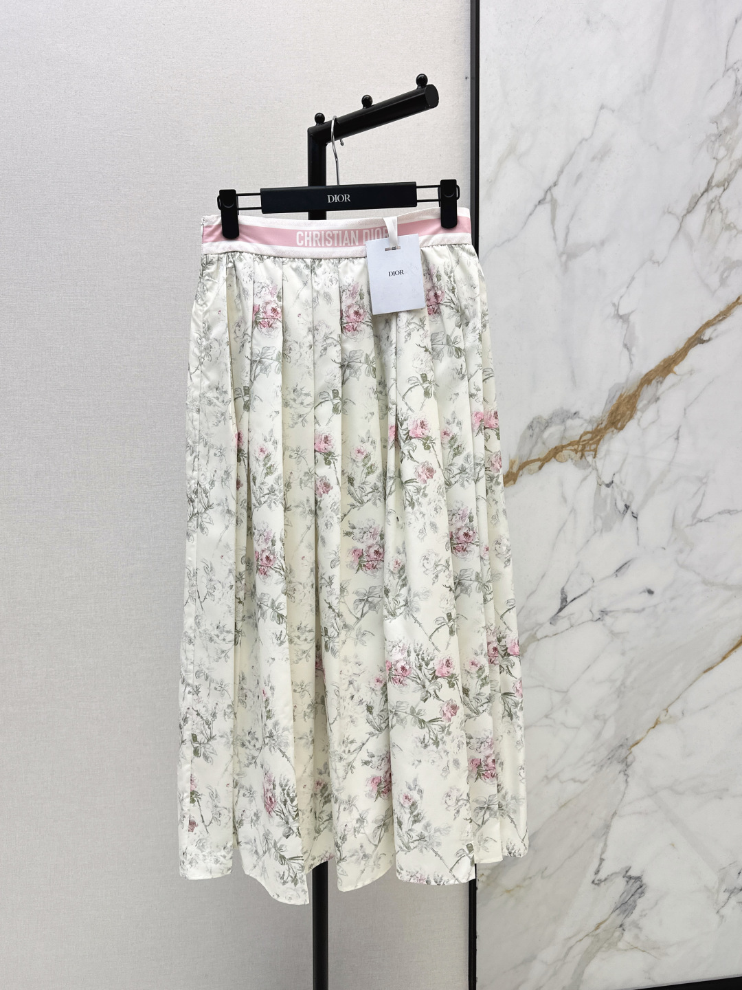 NO:738895,CD 26Ss————The latest spring and summer holiday series printed elegant and smart skirt. Simple yet exuding luxury. The workmanship of the whole piece is very fine. The pattern is simple and clear at a glance. It is beautiful and beautiful. It is low-key and eye-catching. Two colors are available for sale sml,,skirts,19860909CD 26Ss————春夏最新款度假系列印花飘逸灵动半裙 简约中流露出高奢 整件做工更是非常精细 版型简单一目了然 美伦美幻 低调又要引人注目 两色现货发售sml,,skirts,,Women's clothing