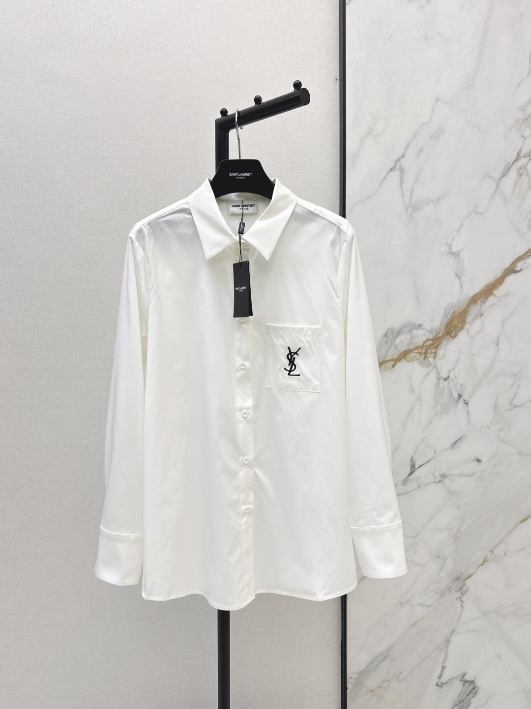 NO:738920,240SL 26Ss————The latest loose shirt decorated with logo letters in spring and summer. Low-key luxury three-dimensional tailoring. Streamlined line design. Noble and elegant yet full of gentle and intellectual temperament. Imported special materials. It will be amazing when you receive it. The texture of the customized fabric is awesome. Two colors are on sale in stock. sml, loro piana, shirts,19860909240SL 26Ss————春夏最新款logo字母装饰宽松衬衫低调奢华立体剪裁 精简线条感设计 高贵典雅又尽显温柔知性的气质 进口特殊材质 收到手会很惊艳 定制面料质感超赞 两色现货发售sml,,loro piana,shirts,,Women's clothing