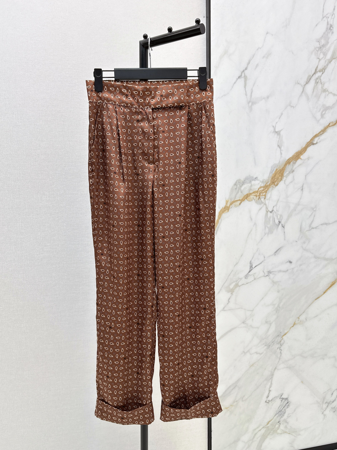 NO:738915,Max 26Ss - the latest classic pattern suit for early spring, loose shirt + straight pants, 100% silk fabric, comfortable and drapey, retro and fashionable, low-key temperament and luxurious high-end!  The version is versatile and easy to choose. The same color is developed separately. Ready for sale smlxl, shirts, real silk,19860909Max 26Ss———早春最新款经典图案套装宽松衬衫+直筒裤 百分百真丝面料 舒适度及垂坠感拉满 复古时髦 低调气质又奢华高级！版型百搭不挑人 一色分开发 现货发售smlxl,,shirts,real silk,,Women's clothing