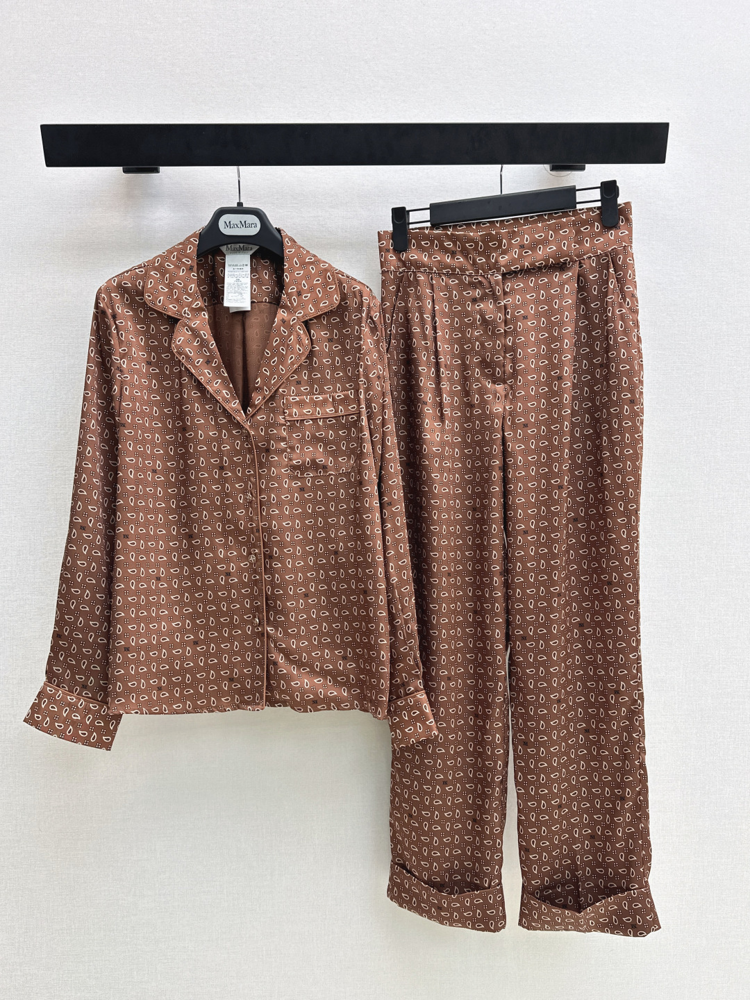 NO:738912,Max 26Ss - the latest classic pattern suit for early spring, loose shirt + straight pants, 100% silk fabric, comfortable and drapey, retro and fashionable, low-key temperament and luxurious high-end!  The version is versatile and easy to choose. One color is developed separately. Ready for sale smlxl lining, shirts, real silk,19860909Max 26Ss———早春最新款经典图案套装宽松衬衫+直筒裤 百分百真丝面料 舒适度及垂坠感拉满 复古时髦 低调气质又奢华高级！版型百搭不挑人 一色分开发 现货发售smlxl 衬,,shirts,real silk,,Women's clothing