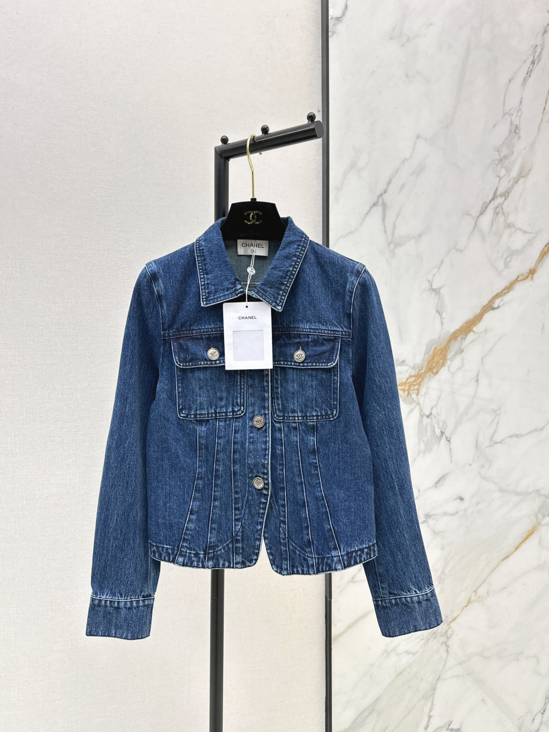 NO:738903,C Home 26Ss————The latest coco girl denim jacket for spring and summer, fermentation-washed personalized color tones, cool and sassy on the upper body. Made of customized high-quality twill cotton washed denim fabric. The texture is fine and the cotton feels natural. It has a muscular yet soft feel. The fermentation-washed color is a classic color that is not picky. Super beautiful. One color ready for sale sml,,chanel,jackets & coats,19860909C家 26Ss————春夏最新款coco女孩丹宁牛仔外套酵洗个性色调上身又酷又飒爽 采用定制高品质斜纹棉质水洗牛仔面料 纹理细腻 棉感自然 既有筋骨感又不失柔软 酵洗色不挑人的经典色 超级漂亮 一色现货发售sml,,chanel,jackets & coats,,Women's clothing