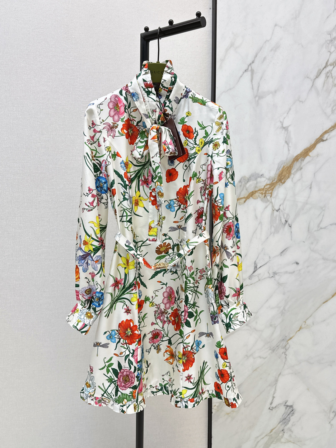 NO:738900,Exclusive first release Gu 26Ss - the latest spring and summer original item GG floral silk dress made of 100% silk twill fabric. Temperament floating tie, classic version, slimming the upper body. Elegant, fashionable and high-end tone. Must-have artifact for white and rich beauty. Positioned pattern and pattern, versatile and not picky. Highly recommended for personal use. Available in one color, smlxl, skirts, real silk,19860909独家首发 Gu 26Ss———春夏最新款原单品GG花卉真丝连衣裙百分百真丝斜纹绸面料 气质飘带领结经典版型上身巨显瘦 优雅时髦又高级的调调 白富美必备神器 定位花裁版型百搭不挑人 强烈推荐自留款 一色现货发售smlxl,,skirts,real silk,,Women's clothing