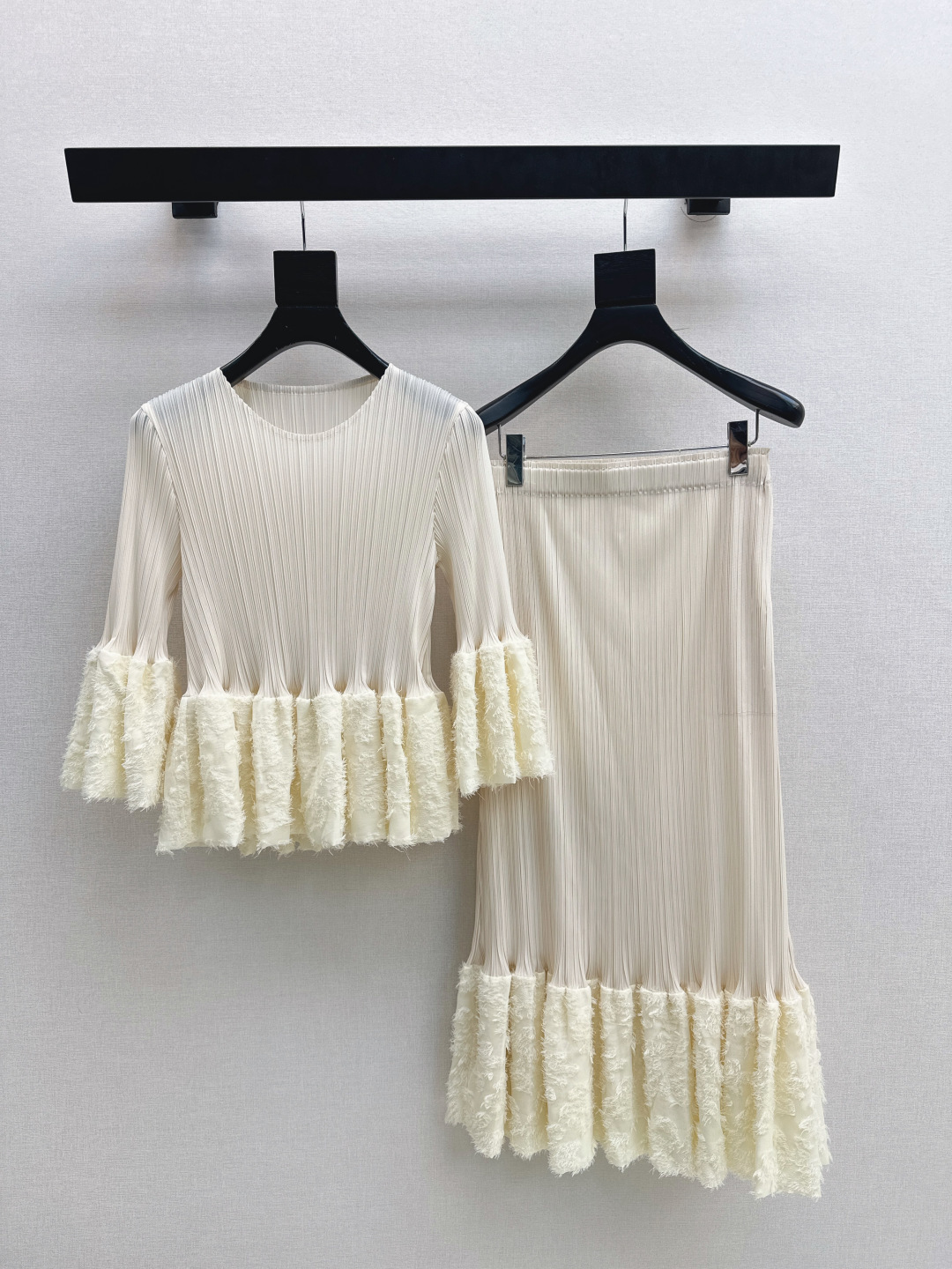 NO:738897,Continuously popular series Issey Miyake 26Ss - the latest spring and summer suit with long-sleeved three-dimensional splicing top + elastic waist pleated skirt. Exclusive hot style. Made of heavy-duty pleated fabrics with vertical stripes and fine pleats. Easily lengthens the proportions of the legs. The slimming function is unparalleled. Recommended. Extra large elastic one-size-fits-all (top bust 88 elastic, dress length 56, waist 66 elastic, skirt length 84) in one set  One size fits all in three colors,,isseymiyake,skirts,19860909持续爆单系列 三宅一生 26Ss———春夏最新款套装长袖立体拼接上衣+松紧腰压褶半裙 独家爆款 采用重工压褶面料 竖条纹细褶 轻松拉长双腿比例感 瘦腿功能无敌赞 推荐 超大弹力均码（上衣胸围88有弹力 衣长56 腰围66有弹力 裙长84）一套出 三色均码,,isseymiyake,skirts,,Women's clothing