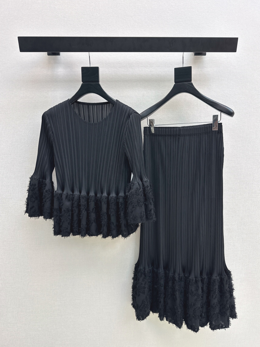 NO:738894,Continuously popular series Issey Miyake 26Ss - the latest spring and summer suit with long-sleeved three-dimensional splicing top + elastic waist pleated skirt. Exclusive hot style. Made of heavy-duty pleated fabrics with vertical stripes and fine pleats. Easily lengthens the proportions of the legs. The slimming function is unparalleled. Recommended. Extra large elastic one-size-fits-all (top bust 88 elastic, dress length 56, waist 66 elastic, skirt length 84) in one set  One size fits all in three colors,,isseymiyake,skirts,19860909持续爆单系列 三宅一生 26Ss———春夏最新款套装长袖立体拼接上衣+松紧腰压褶半裙 独家爆款 采用重工压褶面料 竖条纹细褶 轻松拉长双腿比例感 瘦腿功能无敌赞 推荐 超大弹力均码（上衣胸围88有弹力 衣长56 腰围66有弹力 裙长84）一套出 三色均码,,isseymiyake,skirts,,Women's clothing