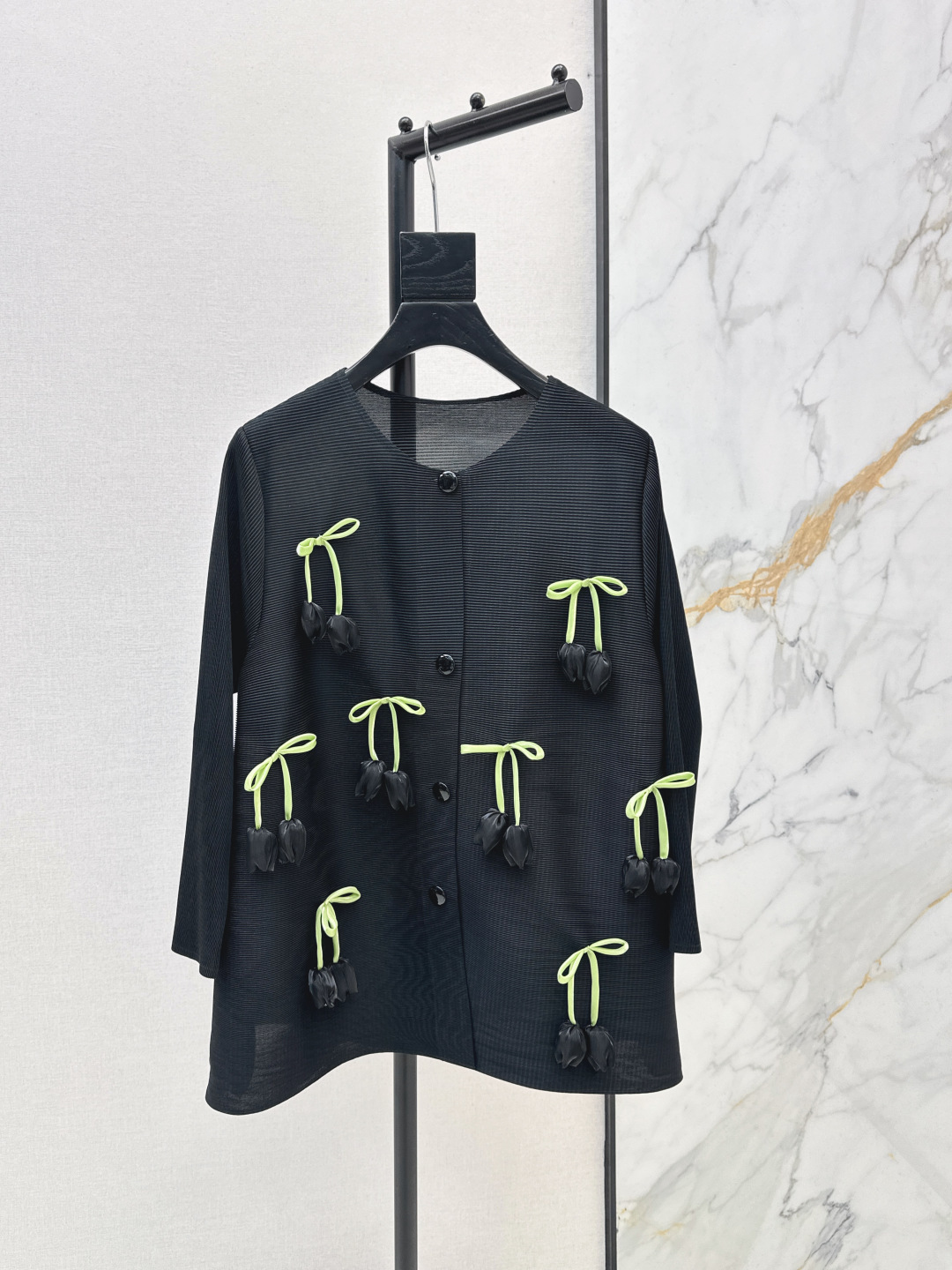 NO:738921,Fashionable accent Issey Miyake 26Ss - the latest tulip three-dimensional flower-decorated top for spring and summer can really be said to be the best one to wear. The fabric is super refreshing and has a large elasticity. The upper body is super versatile. You can wear it with your own accent regardless of body shape or age. Five colors are on sale in one size fits all!  (shoulder width 40, bust 108, elastic, length 63),,isseymiyake,19860909时髦腔调感 三宅一生 26Ss——春夏最新款郁金香立体花朵装饰上衣真的可以说是最好穿的一款了 面料超清爽 弹力尺度很大 上身超级百搭 不在乎任何身材和年龄 都可以穿出自己的腔调 五色现货发售均码 ！（肩宽40胸围108有弹力 衣长63）,,isseymiyake,,Women's clothing