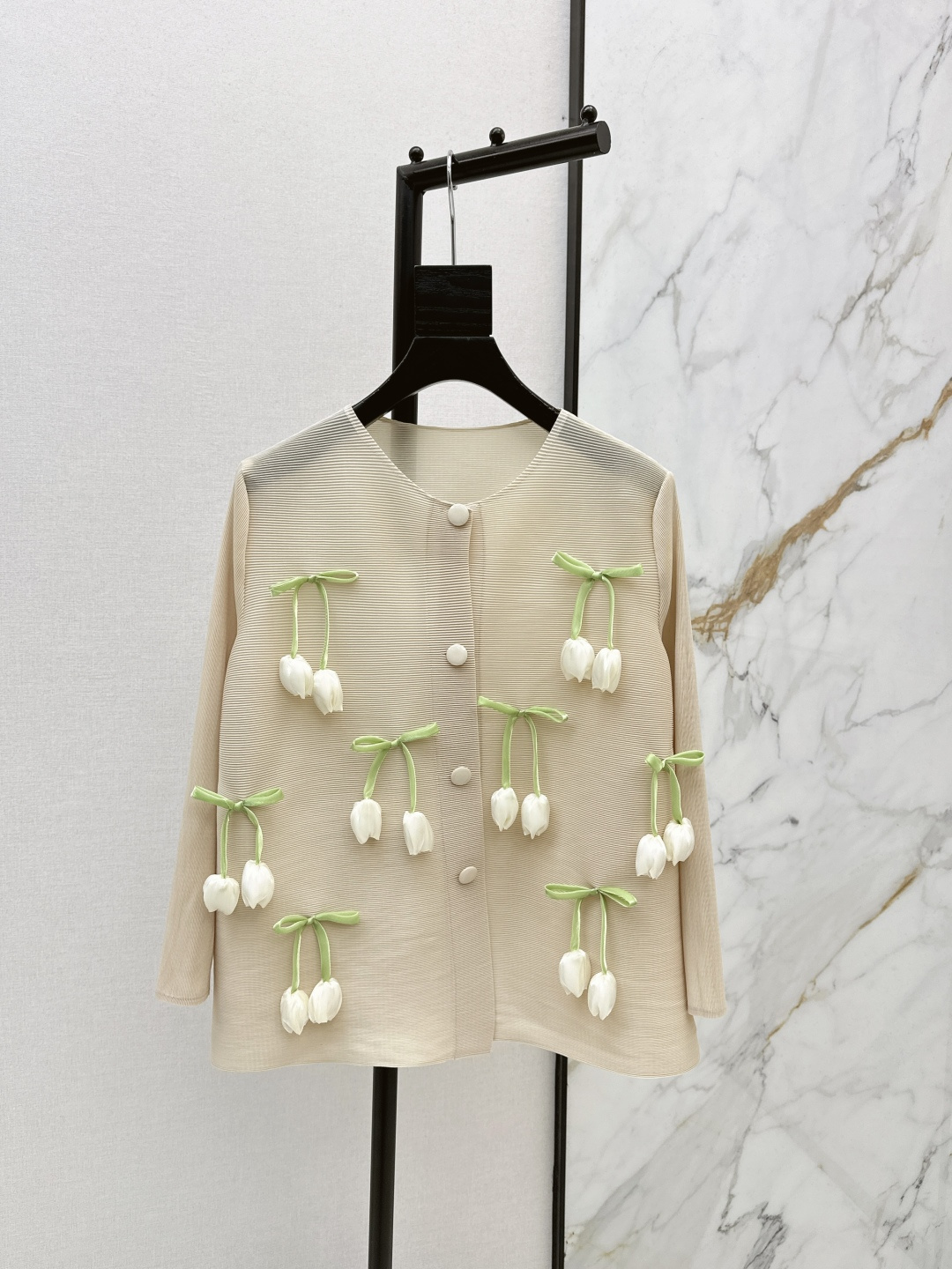 NO:738917,Fashionable accent Issey Miyake 26Ss - the latest tulip three-dimensional flower-decorated top for spring and summer can really be said to be the best one to wear. The fabric is super refreshing and has a large elasticity. The upper body is super versatile. You can wear it with your own accent regardless of body shape or age. Five colors are on sale in one size fits all!  (shoulder width 40, bust 108, elastic, length 63,,isseymiyake,19860909时髦腔调感 三宅一生 26Ss——春夏最新款郁金香立体花朵装饰上衣真的可以说是最好穿的一款了 面料超清爽 弹力尺度很大 上身超级百搭 不在乎任何身材和年龄 都可以穿出自己的腔调 五色现货发售均码 ！（肩宽40胸围108有弹力 衣长63,,isseymiyake,,Women's clothing