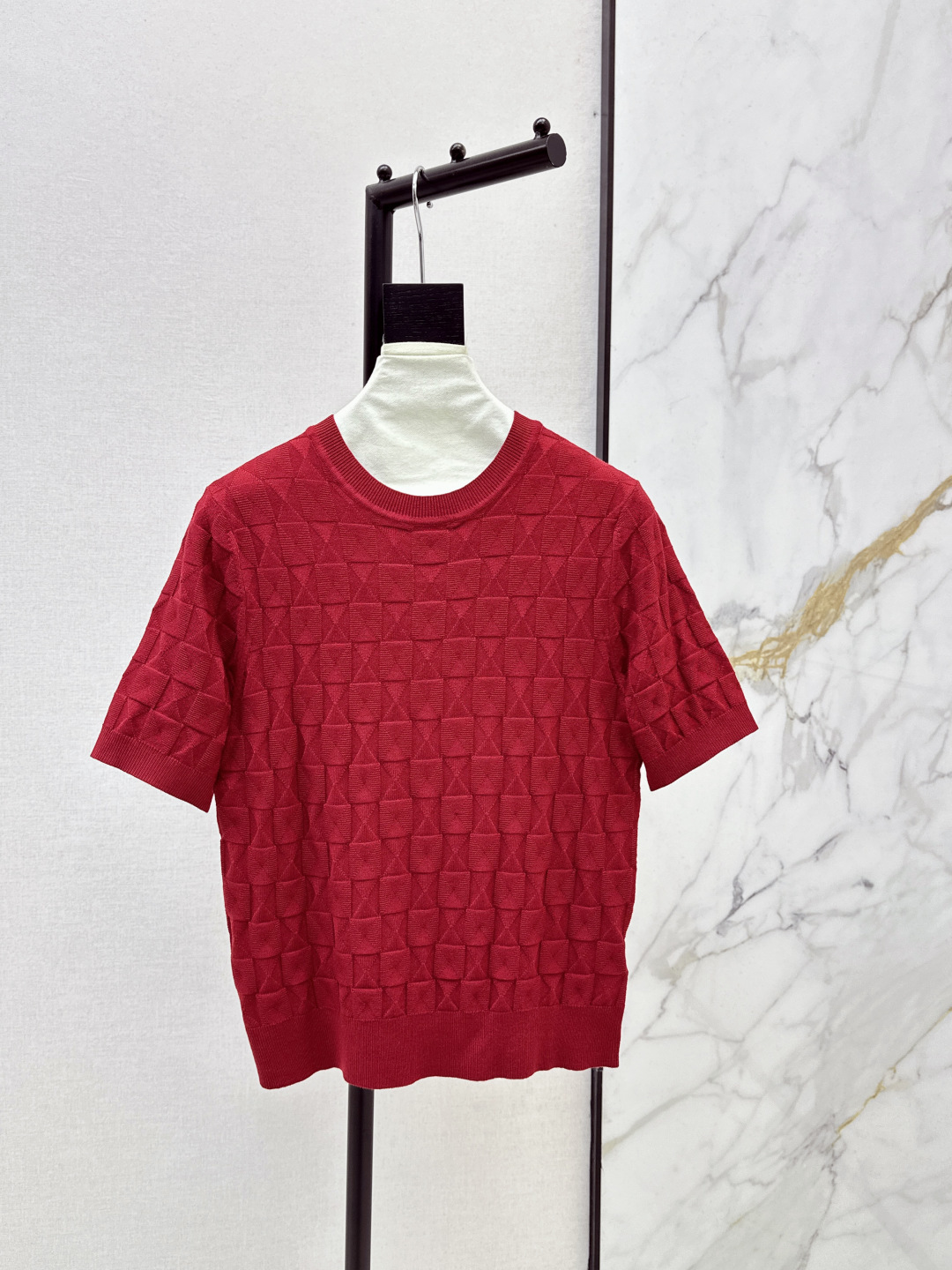 NO:738899,Hot item recommendation: Her 26Ss - the latest spring and summer wool knitted short-sleeved top with metal buttons, 100% merino wool yarn, exquisite and soft feel, incomparable. The three-dimensional jacquard dark pattern is low-key and luxurious. The temperament V-neck is elegant and fashionable. The classic version is slim and versatile. Highly recommended as a must-have item. Available in four colors, sml, T-shirt,19860909爆单推荐 Her 26Ss———春夏最新款金属扣羊毛针织短袖上衣百分百美丽奴羊毛纱线细腻柔软的手感无敌赞 立体提花暗纹图案低调奢华 气质V领优雅又时髦 经典版型不挑人上身显瘦又百搭 强烈推荐必入单品 四色现货发售sml,,T-shirt,,Women's clothing