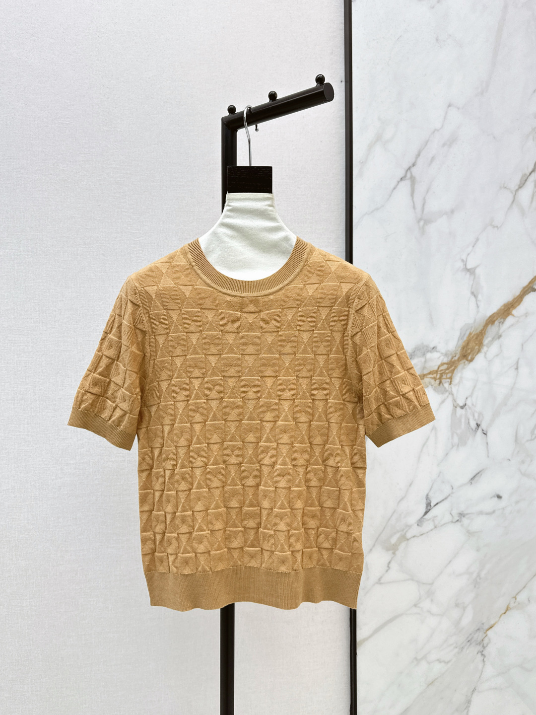 NO:738893,Hot item recommendation: Her 26Ss - the latest spring and summer wool knitted short-sleeved top with metal buttons, 100% merino wool yarn, exquisite and soft feel, incomparable. The three-dimensional jacquard dark pattern is low-key and luxurious. The temperament V-neck is elegant and fashionable. The classic version is slim and versatile. Highly recommended as a must-have item. Available in four colors, sml, T-shirt,19860909爆单推荐 Her 26Ss———春夏最新款金属扣羊毛针织短袖上衣百分百美丽奴羊毛纱线细腻柔软的手感无敌赞 立体提花暗纹图案低调奢华 气质V领优雅又时髦 经典版型不挑人上身显瘦又百搭 强烈推荐必入单品 四色现货发售sml,,T-shirt,,Women's clothing