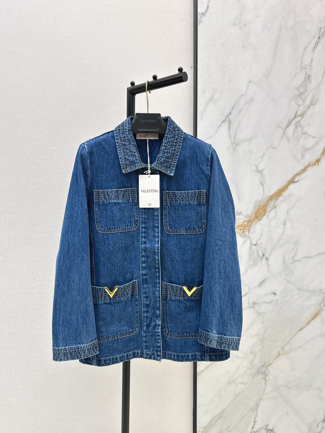 NO:738892,VLTN 26Ss————The latest classic hardware-decorated denim jacket for spring and summer, ultra-fashionable new denim denim. The upper body is cool and sassy with fermentation-washed personalized colors. Made of customized high-quality twill cotton washed denim fabric with fine texture and natural cotton feel. It is sinewy yet soft. The enzyme-washed color is a classic color that is not picky. One color ready for sale sml,,jackets & coats,19860909VLTN 26Ss————春夏最新款经典五金装饰牛仔外套超时髦新款丹宁牛仔 酵洗个性色调上身又酷又飒爽 采用定制高品质斜纹棉质水洗牛仔面料纹理细腻 棉感自然 既有筋骨感又不失柔软 酵洗色不挑人的经典色 一色现货发售sml,,jackets & coats,,Women's clothing