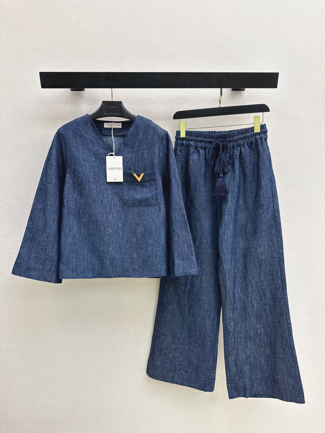 NO:738890,Tops and pants VLTN 26Ss————The latest denim suit for spring and summer, fashionable new denim denim. The upper body is cool and sassy when washed with individual color. Made of custom-made high-quality twill cotton washed denim fabric. The texture is fine and the cotton feels natural. It has a muscular yet soft feel. The enzyme-washed color is a classic color that is not picky. Developed in one color. Ready for sale sml,,19860909上衣裤VLTN 26Ss————春夏最新款牛仔套装时髦新款丹宁牛仔 酵洗个性色调上身又酷又飒爽 采用定制高品质斜纹棉质水洗牛仔面料 纹理细腻 棉感自然 既有筋骨感又不失柔软 酵洗色不挑人的经典色 一色分开发 现货发售sml,,,Women's clothing