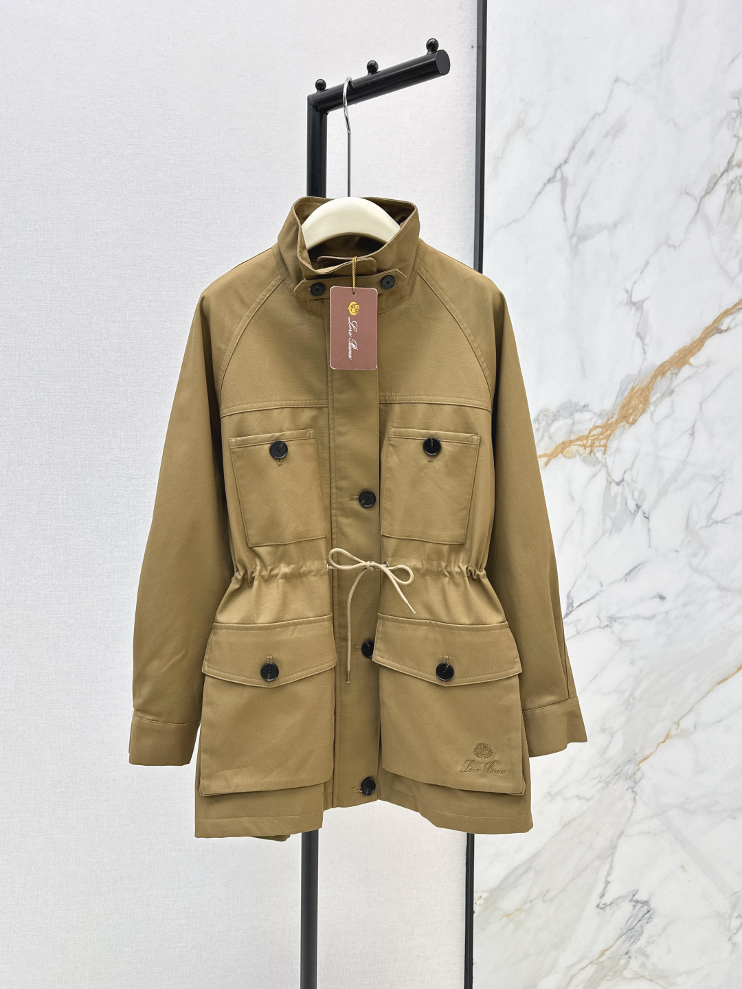 NO:738888,Stylish and trendy LP 26Ss————The latest lapel drawstring windbreaker jacket for early spring is an excellent match for early spring. Stylish silhouette with drawstring waist design. Stylish and classy. Walking with wind. It is definitely a magic weapon to increase aura. The handsome stand-up collar design can also modify the face. It shows a small face. The length is the most slimming length. So fashionable. Two colors are available for sale now. SML, loro piana, jackets & coats,19860909时髦拉风 LP 26Ss————早春最新款翻领抽绳风衣外套早春的绝佳搭配 时髦的廓形版型 搭配抽绳收腰设计 有型有范 走路带风 绝对是增加气场的法宝 帅气立领设计还可以修饰脸型 显脸小 长度是最最显瘦的穿搭长度 太时髦了 两色现货发售sml,,loro piana,jackets & coats,,Women's clothing