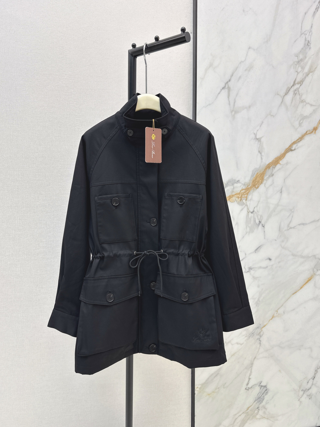 NO:738905,Stylish and trendy LP 26Ss————The latest lapel drawstring windbreaker jacket for early spring is an excellent match for early spring. Stylish silhouette with drawstring waist design. Stylish and classy. Walking with wind. It is definitely a magic weapon to increase aura. The handsome stand-up collar design can also modify the face. It shows a small face. The length is the most slimming length. So fashionable. Two colors are available for sale now. SML, loro piana, jackets & coats,19860909时髦拉风 LP 26Ss————早春最新款翻领抽绳风衣外套早春的绝佳搭配 时髦的廓形版型 搭配抽绳收腰设计 有型有范 走路带风 绝对是增加气场的法宝 帅气立领设计还可以修饰脸型 显脸小 长度是最最显瘦的穿搭长度 太时髦了 两色现货发售sml,,loro piana,jackets & coats,,Women's clothing