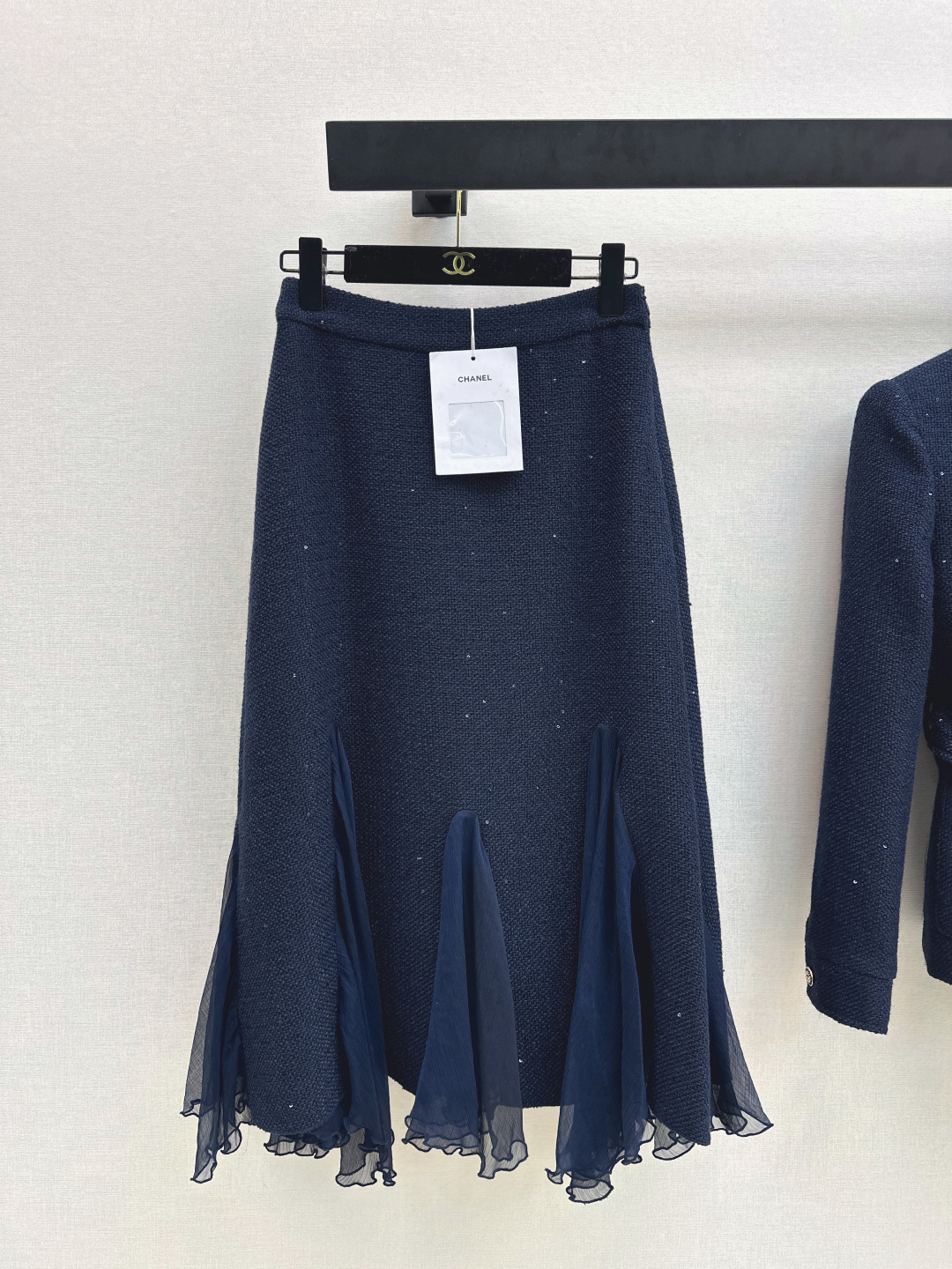 NO:738884,Exclusive first release of C Home 26Ss————The latest lady-like suit in early spring, three-dimensional camellia decorated lapel woven jacket + spliced ​​chiffon design hip skirt. Whoever wears it will have the elegance and nobility of a rich family. Beauty and strength coexist. It is simply a winter treasure dressing guide. Small people can easily control it. The contrasting color design is just right. Developed in one color. Ready for sale sml,,chanel,skirts,jackets & coats,19860909独家首发 C家 26Ss————早春最新款名媛气质套装立体山茶花装饰翻领编织外套+拼接雪纺设计包臀半裙 谁穿上有种富家千金的优雅贵气 美貌和实力并存 简直就是冬日宝藏穿搭指南 小个子也能轻松驾驭 撞色设计恰到好处 一色分开发 现货发售sml,,chanel,skirts,jackets & coats,,Women's clothing