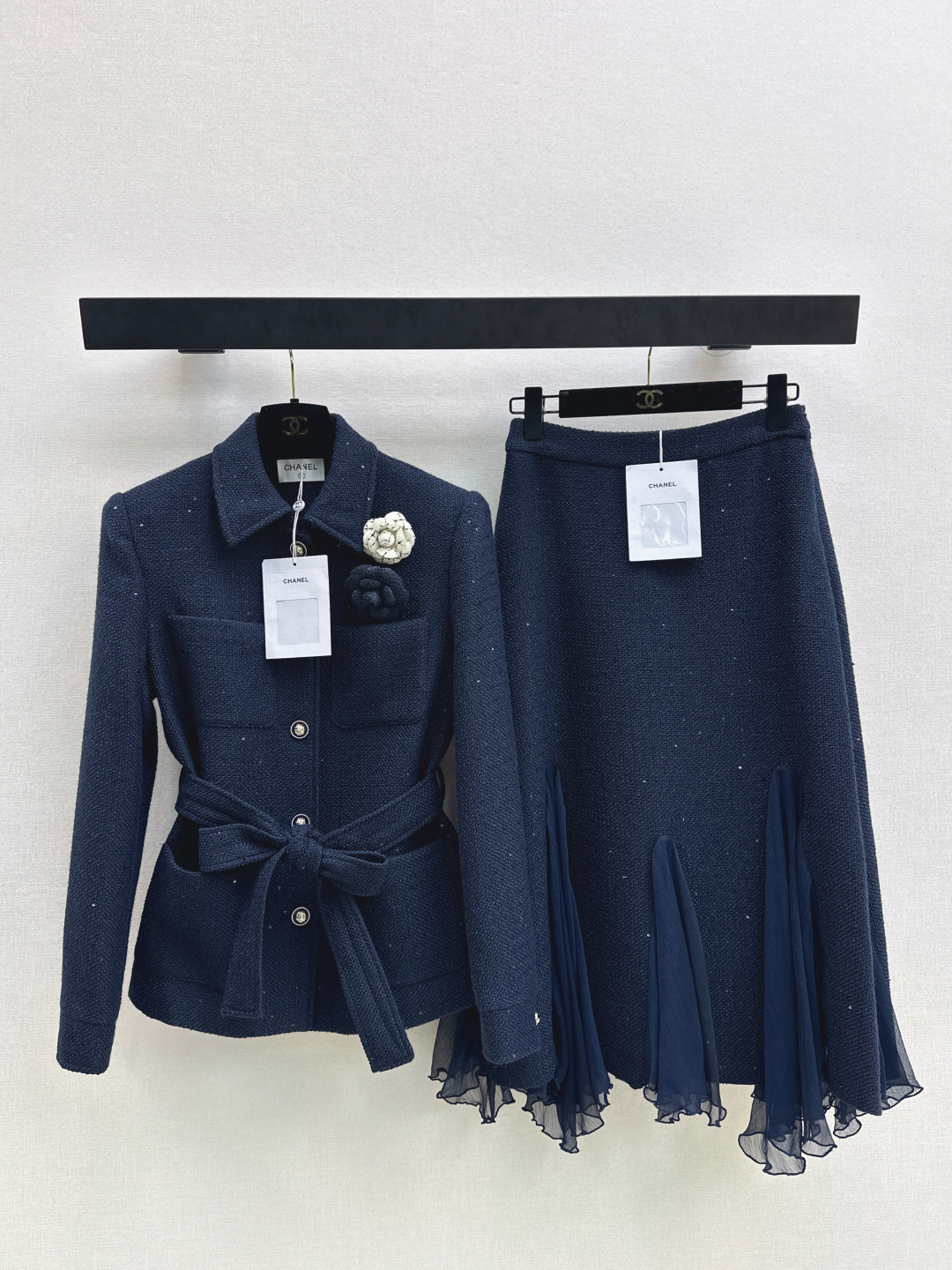 NO:738882,Exclusive first release of C Family 26Ss————The latest lady-like suit in early spring, three-dimensional camellia decorated lapel woven jacket + spliced ​​chiffon design hip skirt. Whoever wears it will have the elegance and nobility of a rich family. Beauty and strength coexist. It is simply a winter treasure dressing guide. Small people can easily control it. The contrasting color design is just right. Developed in one color. Ready for sale sml jackets, chanel, skirts, jackets & coats,19860909独家首发 C家 26Ss————早春最新款名媛气质套装立体山茶花装饰翻领编织外套+拼接雪纺设计包臀半裙 谁穿上有种富家千金的优雅贵气 美貌和实力并存 简直就是冬日宝藏穿搭指南 小个子也能轻松驾驭 撞色设计恰到好处 一色分开发 现货发售sml 外套,,chanel,skirts,jackets & coats,,Women's clothing