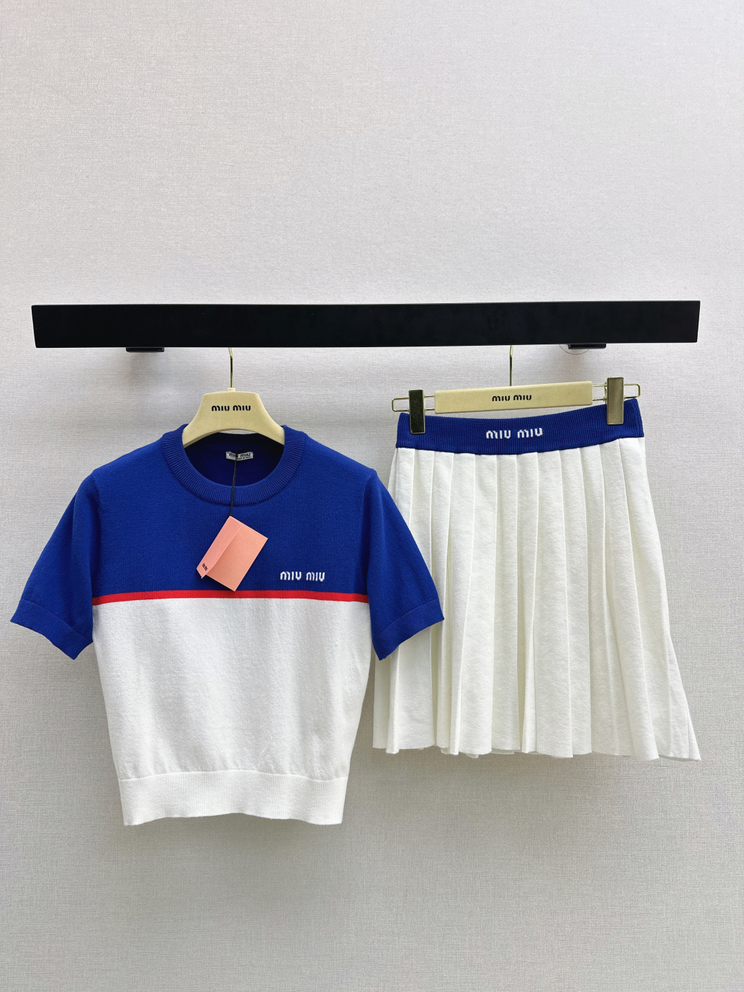 NO:739410,Miu 26Ss - the latest spring and summer splicing and contrasting design fabric suit, short top + pleated skirt, 100% virgin wool yarn, delicate and soft texture, classic age-reducing item, the shape is not picky, the upper body is slimming, the perfect item that is a must-have for white, rich and beautiful women, one set, two colors available for sale sml,, miumiu, skirts,19860909Miu 26Ss———春夏最新款拼接撞色设计面料套装短款小上衣+压褶半裙 百分百初剪羊毛纱线 质感细腻软糯 经典减龄单品 版型不挑人上身巨显瘦 白富美必收的完美单品 一套出 两色现货发售sml,,miumiu,skirts,,Women's clothing