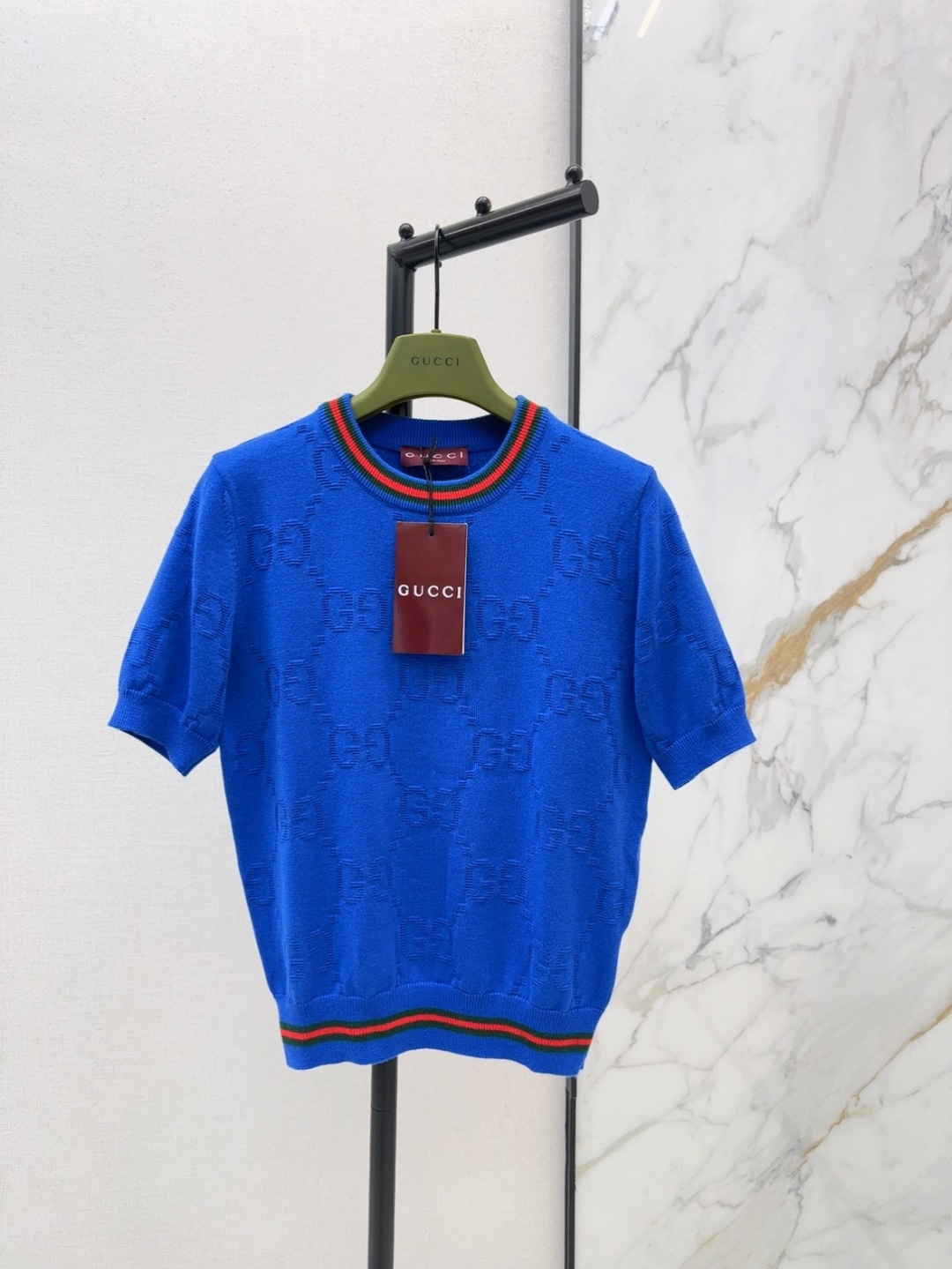 NO:739407,Gu 26Ss——————The latest spring and summer short-sleeved sweater with contrasting edge design. The 100% wool yarn has a delicate and soft texture. It is a classic age-reducing item. The shape is not picky and looks slimming on the upper body. The perfect item that the beauty must have. Two colors are available for sale sml,, T-shirt,19860909Gu 26Ss—————春夏最新款撞色边设计短袖针织衫百分百羊毛纱线质感细腻软糯 经典减龄单品 版型不挑人上身巨显瘦 白富美必收的完美单品 两色现货发售sml,,T-shirt,,Women's clothing