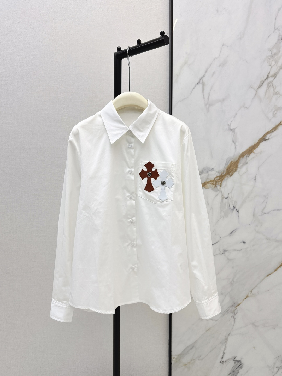 NO:739404,Fashionable design 26Ss——The latest classic patch embroidered loose shirt for spring and summer. Low-key luxury three-dimensional tailoring. Streamlined line design. Noble and elegant yet full of gentle and intellectual temperament. Imported special materials. You will be amazed when you receive it. The texture of the customized fabric is amazing. Two colors are available for sale sml, shirts,19860909时髦设计 26Ss———春夏最新款经典贴布刺绣宽松衬衫低调奢华立体剪裁 精简线条感设计 高贵典雅又尽显温柔知性的气质 进口特殊材质 收到手会很惊艳 定制面料质感超赞 两色现货发售sml,,shirts,,Women's clothing